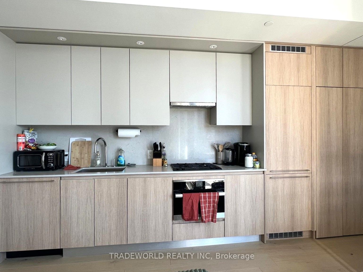 81 Wellesley Street E 2204