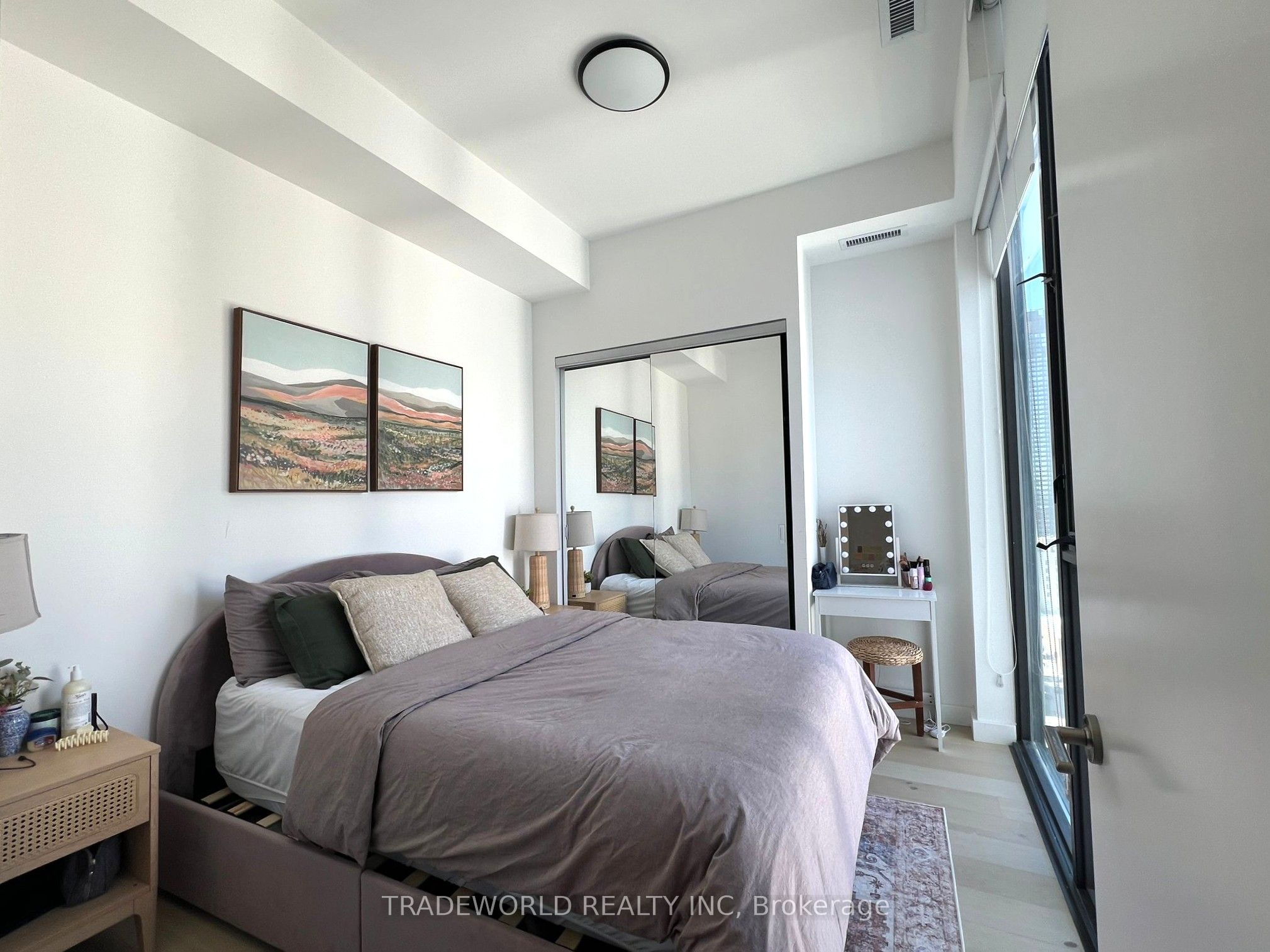 81 Wellesley Street E 2204