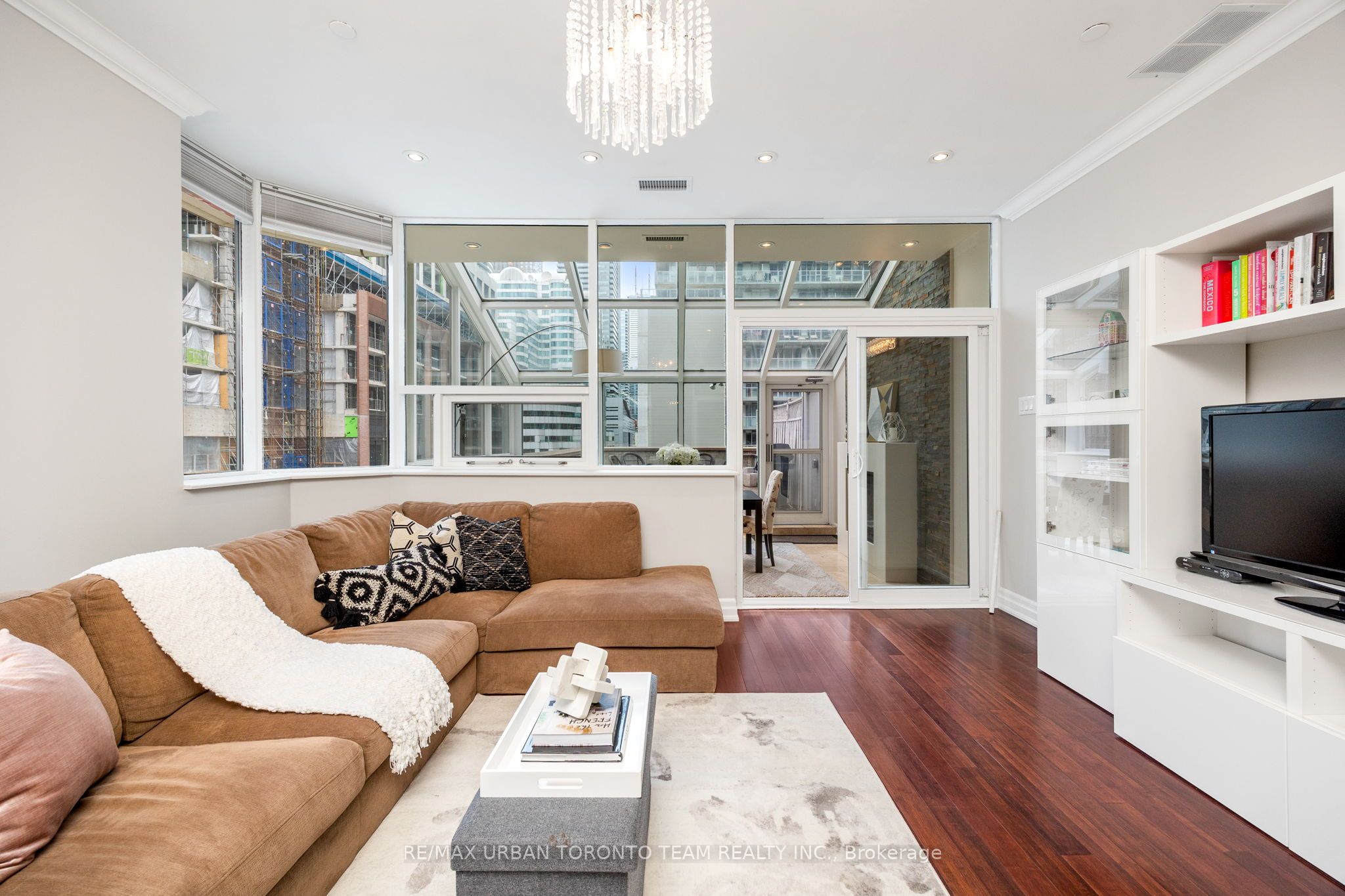 393 King Street W 401