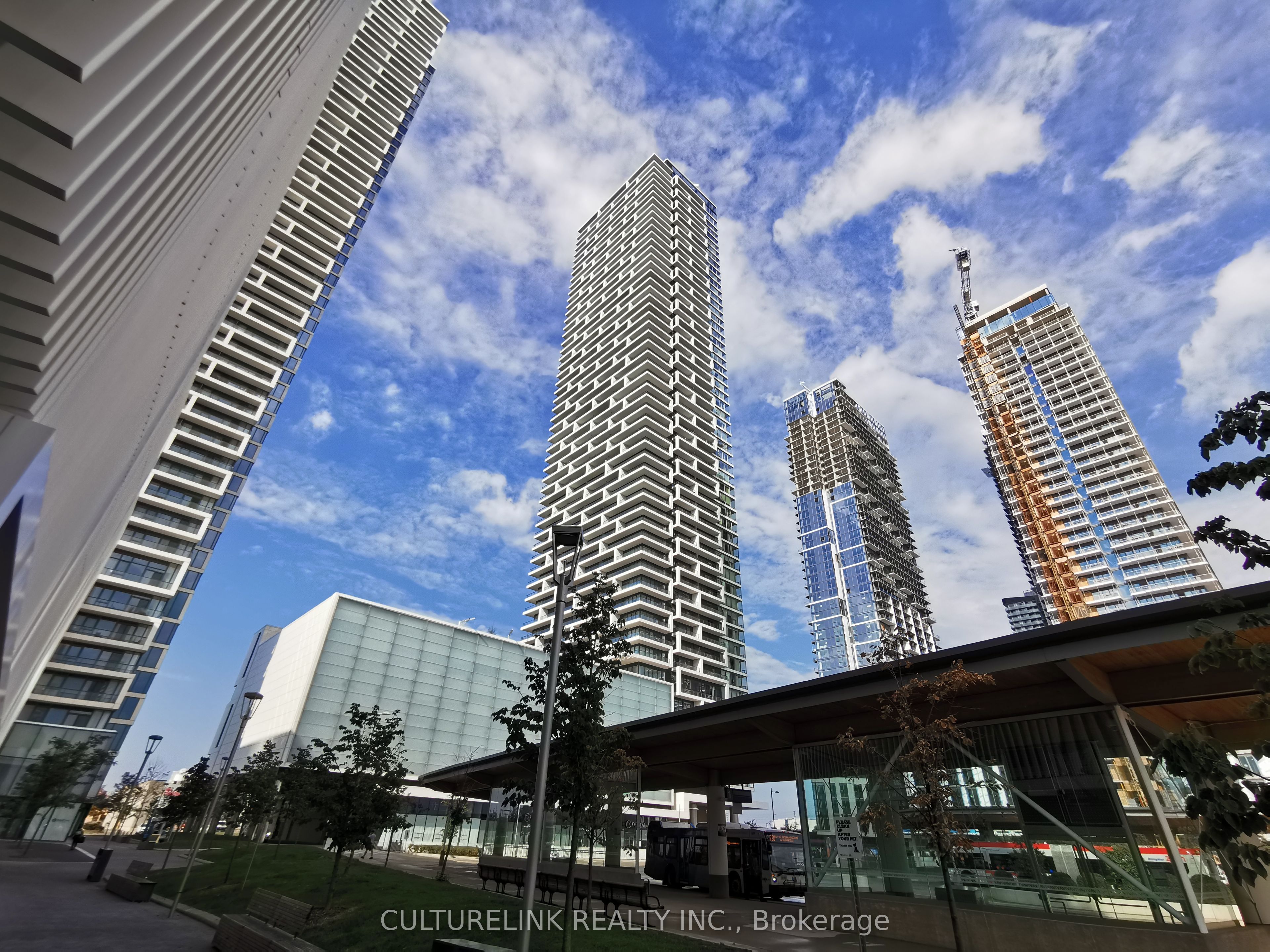 Photo 1 of 21 — 950 Portage Parkway 5601, Vaughan, ON L4K 0J7
