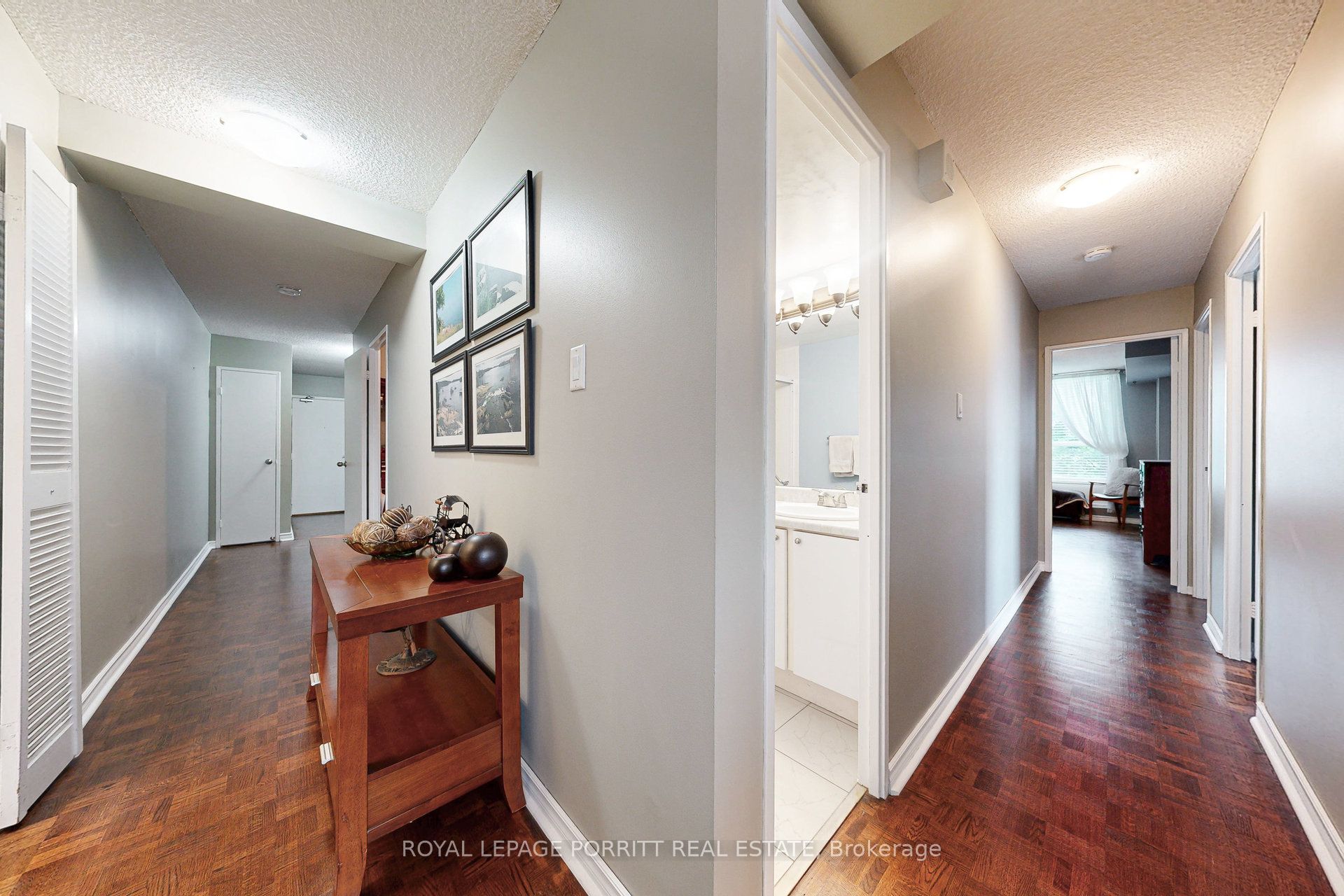 1535 Lakeshore Road E 201
