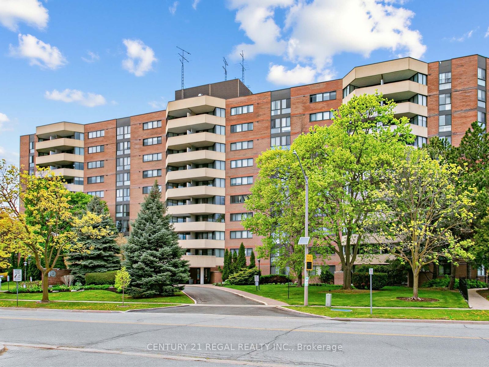 Photo 1 of 28 — 40 Baif Boulevard 803, Richmond Hill, ON L4C 5M9