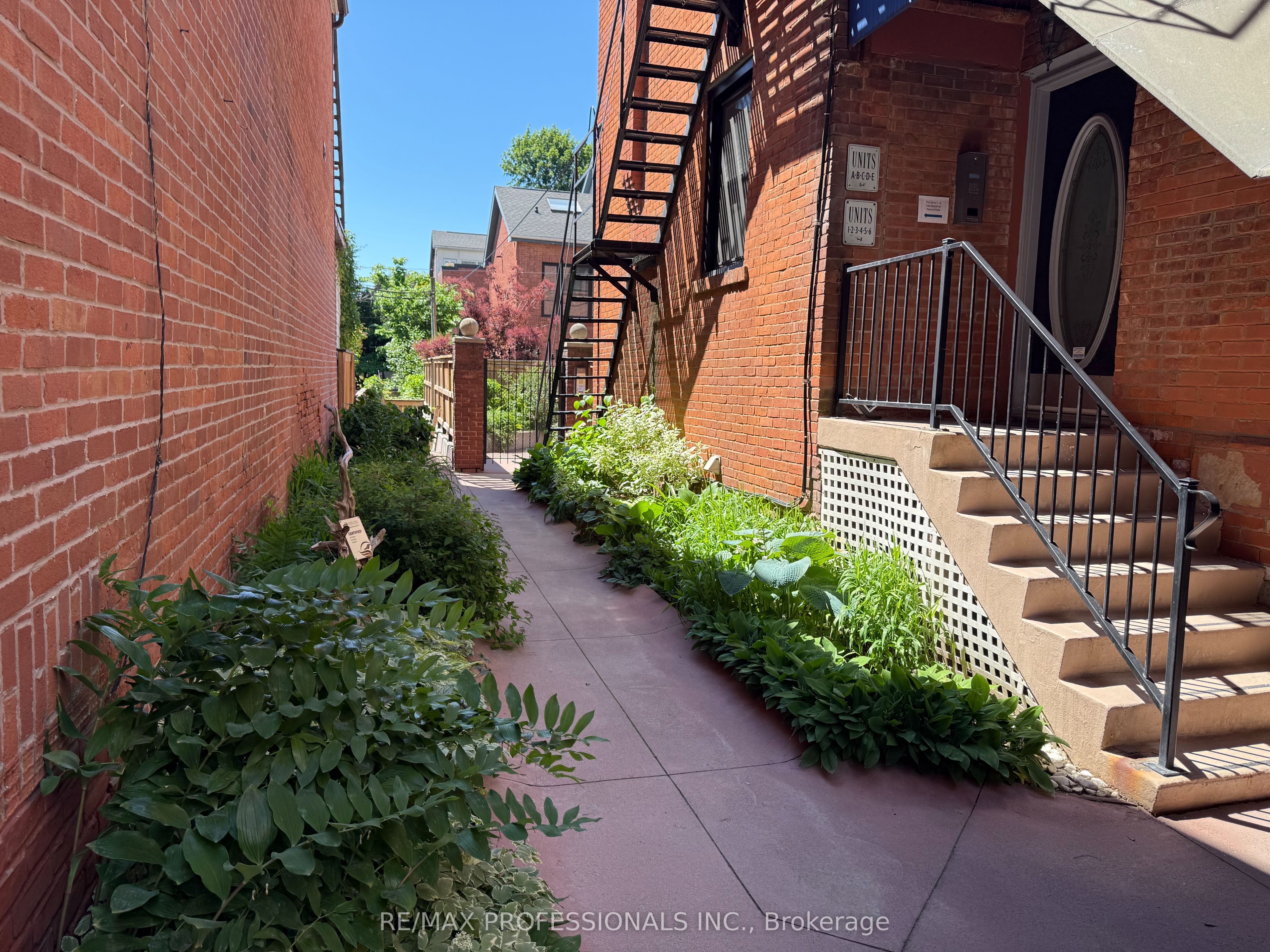 253 Wellesley Street E C