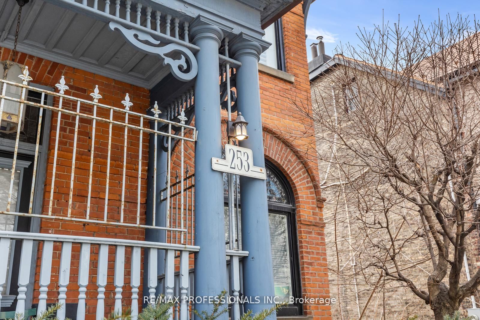 253 Wellesley Street E C