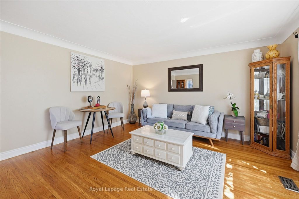 Photo of 1131 Stanley Drive, Burlington, ON L7P 2K6 (MLS # W13023248)