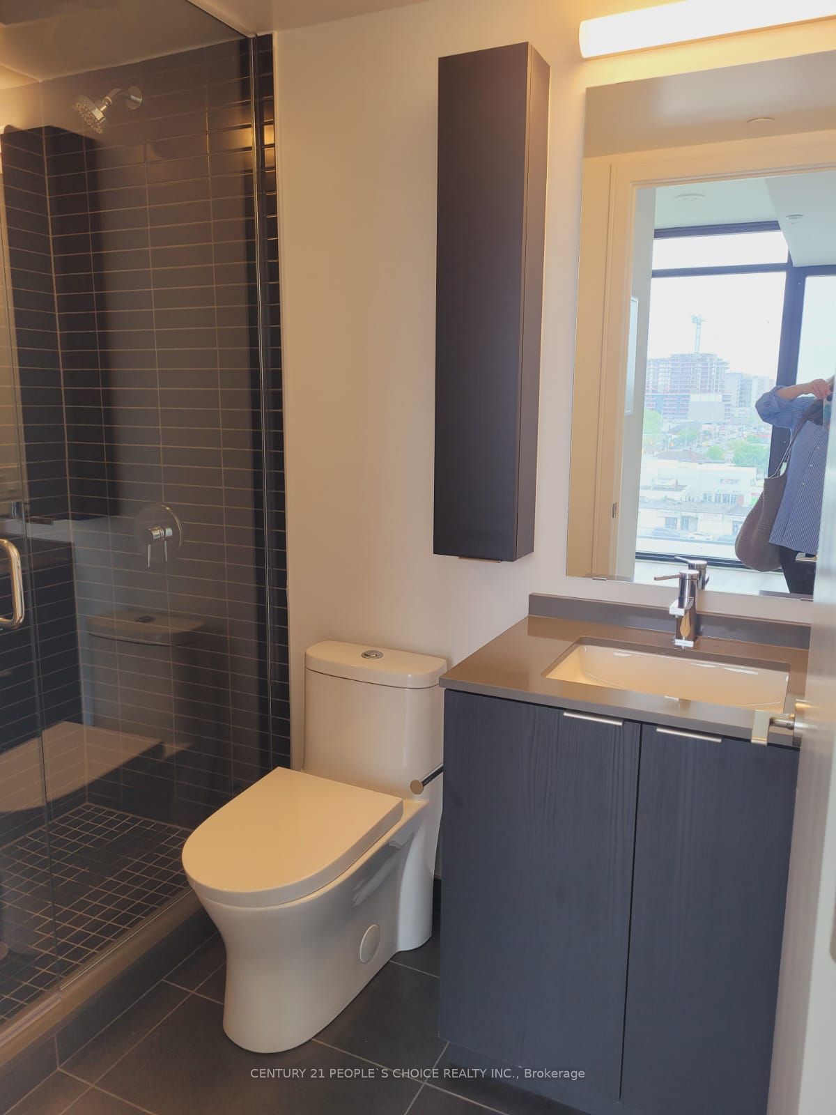 86 Dundas Street E 817