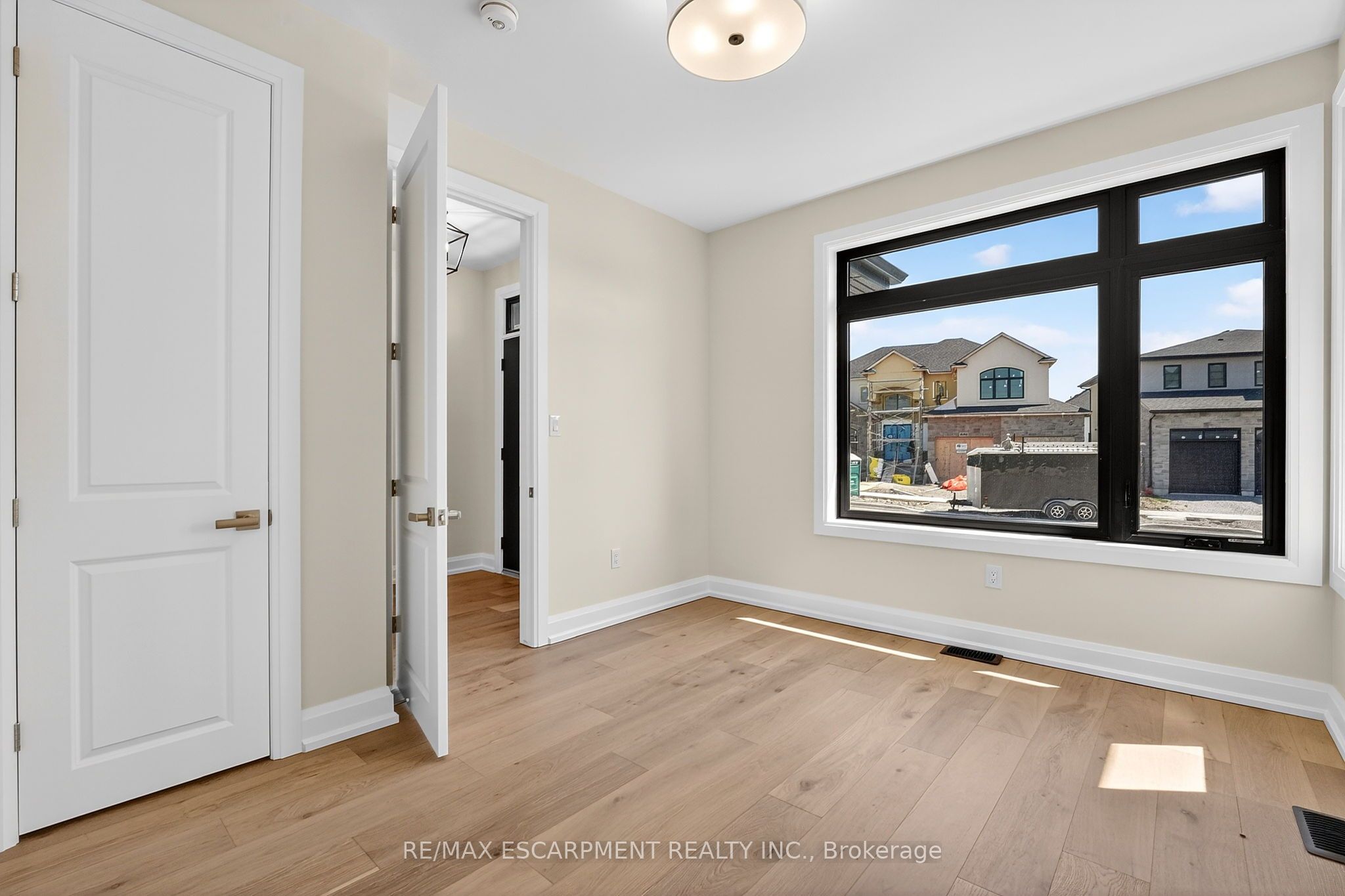 6192 Curlin Crescent