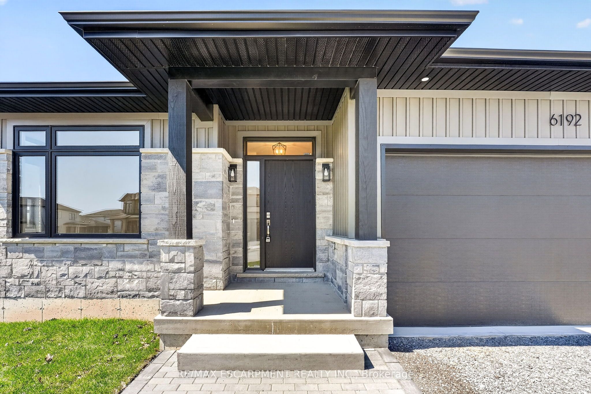 6192 Curlin Crescent