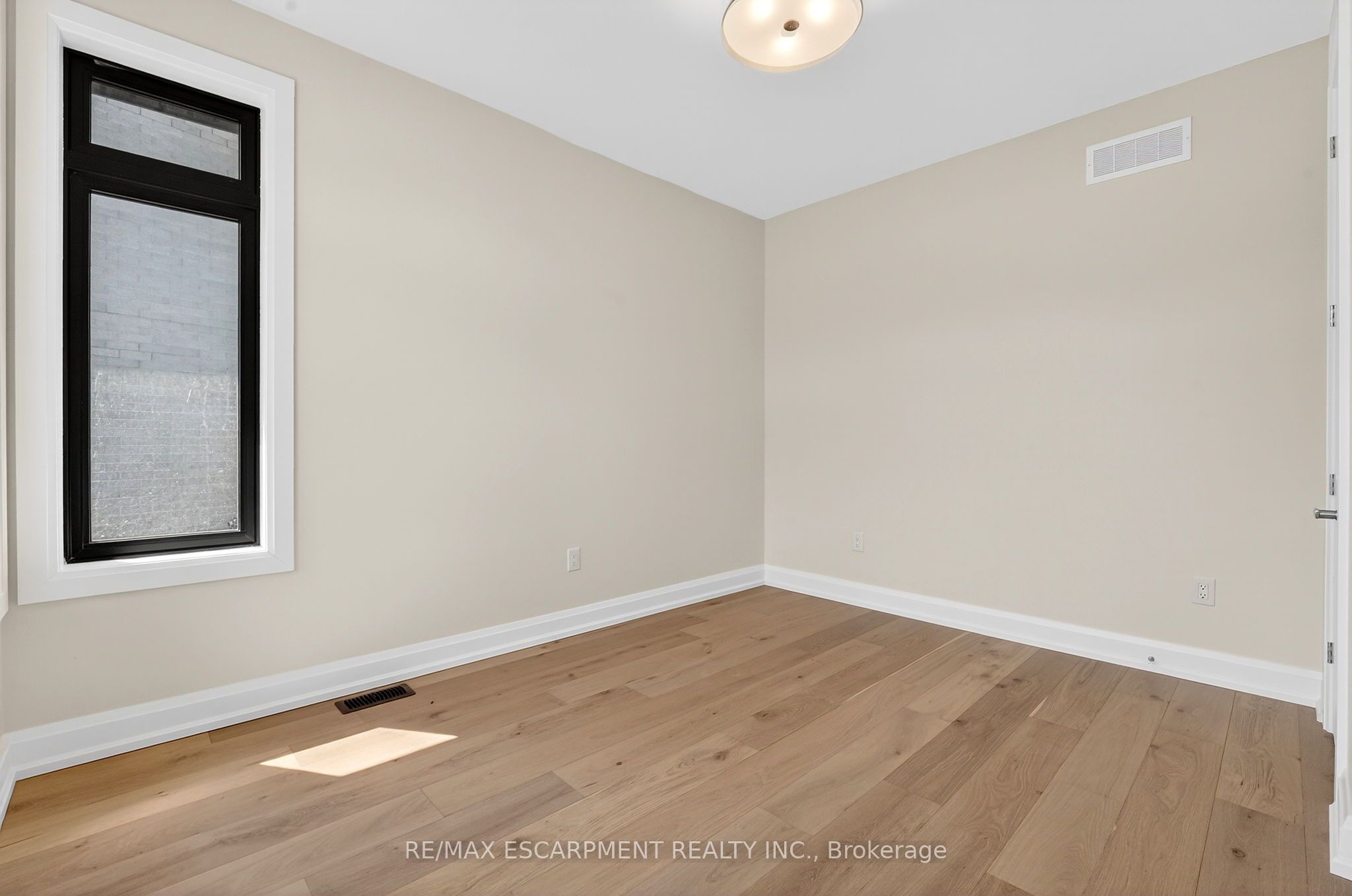 6192 Curlin Crescent