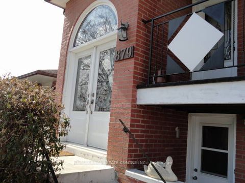 879 Consort Crescent Mississauga ON L5C 1J8