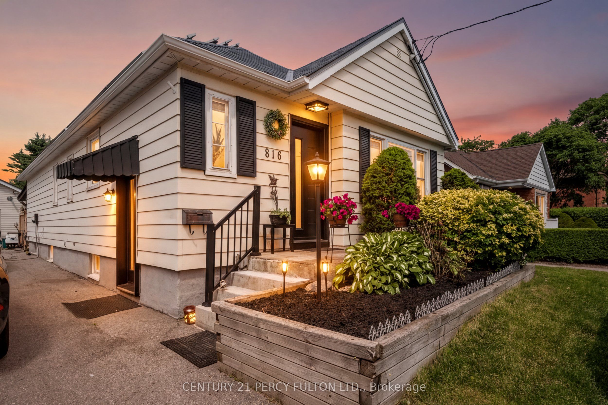 816 SIMCOE Street N