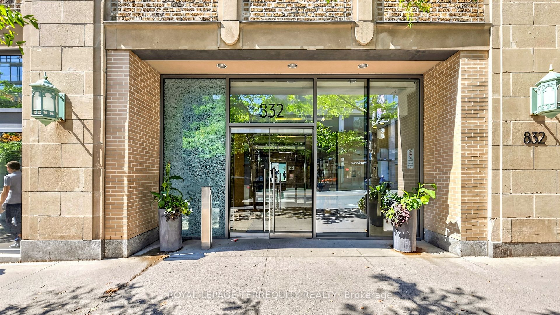832 Bay Street 2710