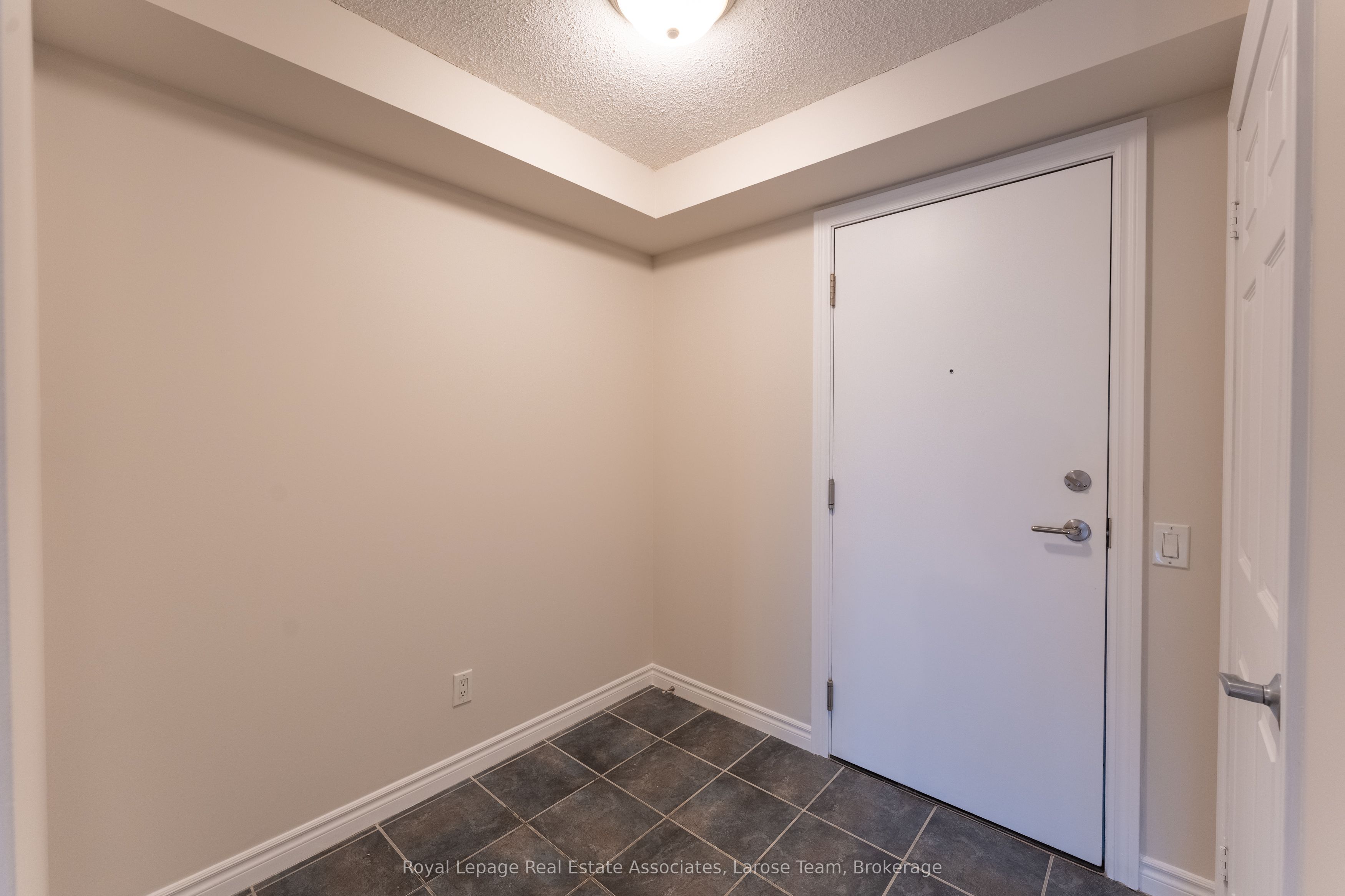 5233 Dundas Street W 1019