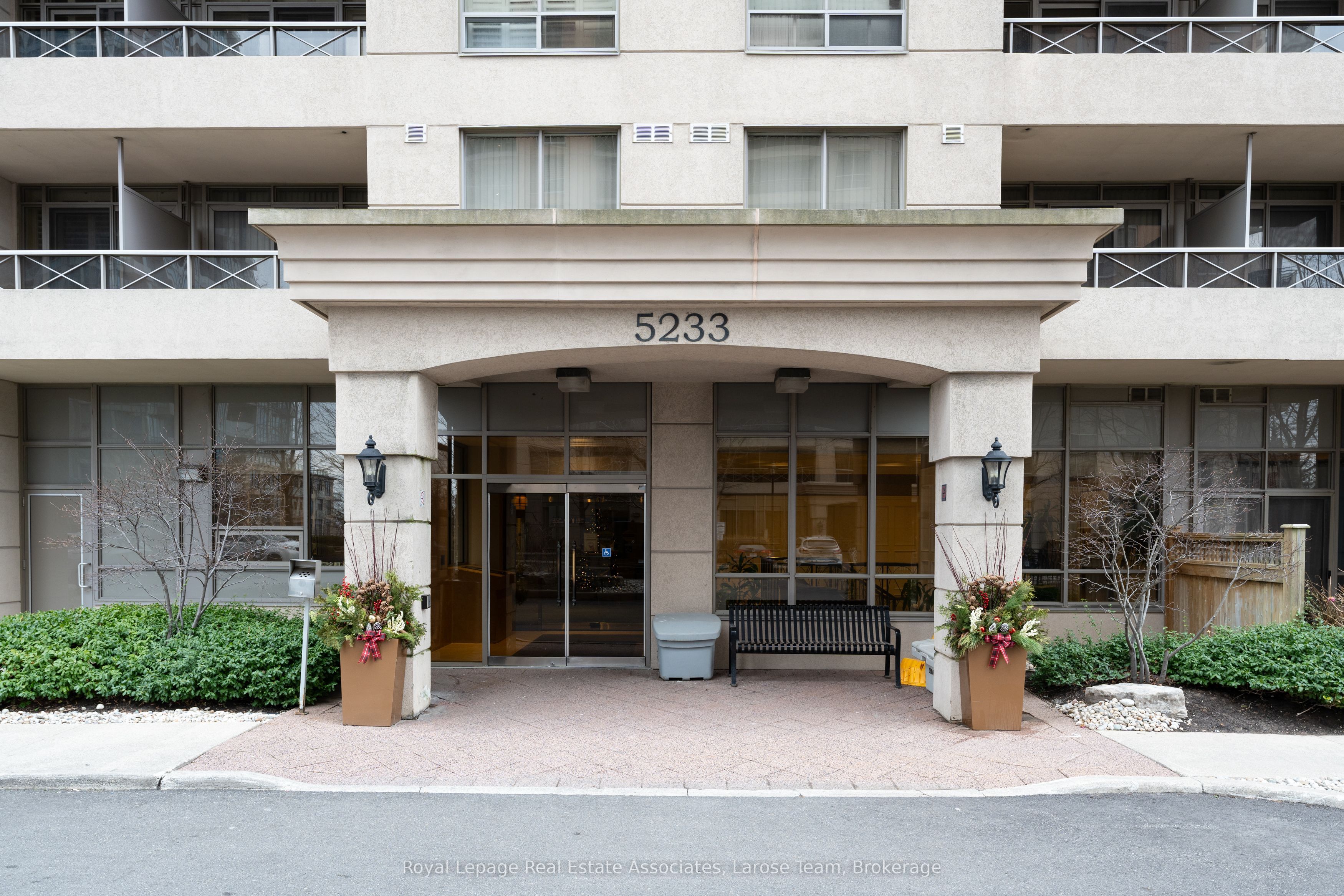 5233 Dundas Street W 1019
