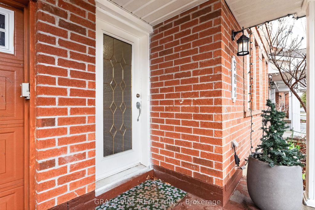 Photo of 322 Foxridge Way, Barrhaven, ON K2J 0V7 (MLS # X13013796)