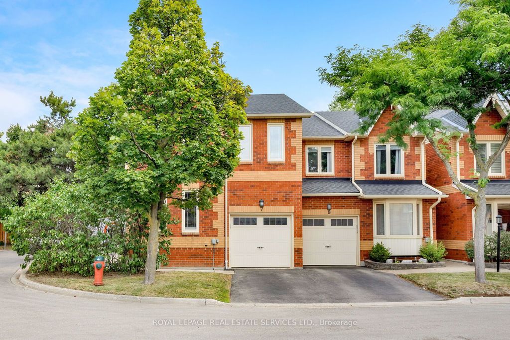 Photo of 2006 Glenada Crescent #7, Oakville, ON L6H 5R9 (MLS # W13014412)