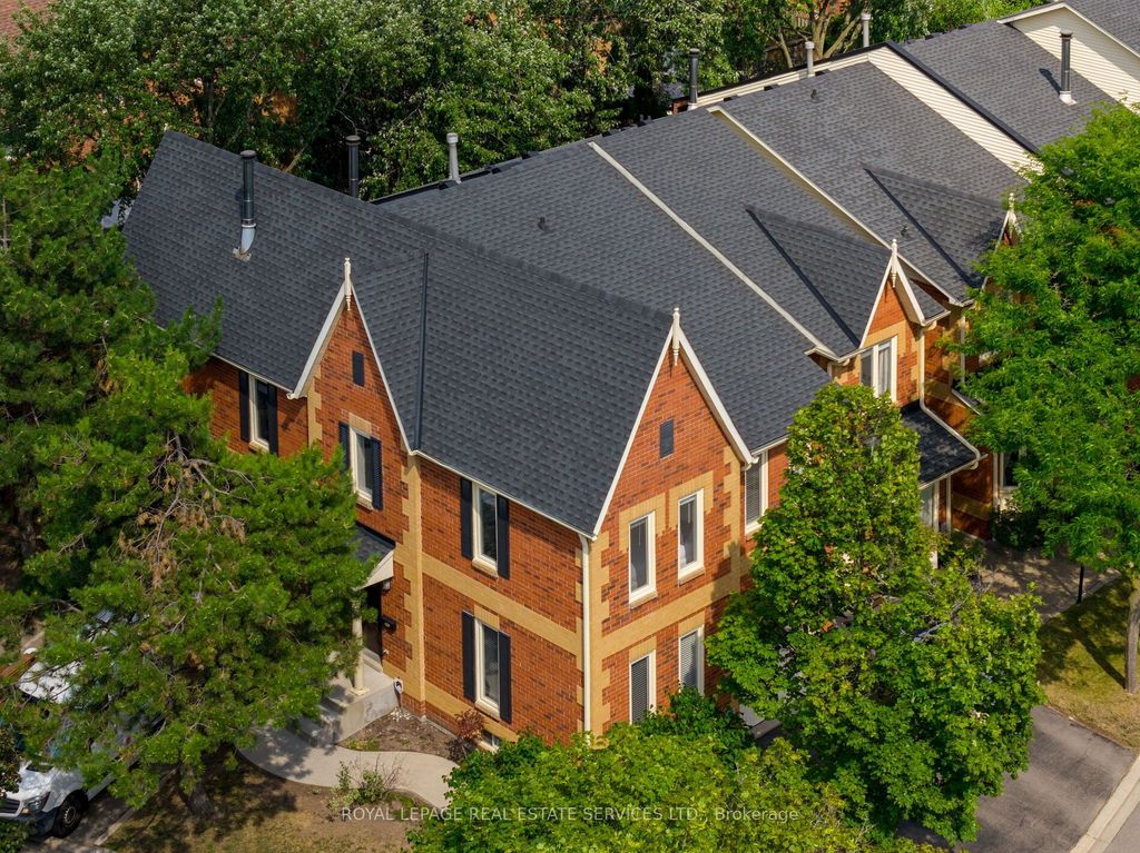 Photo of 2006 Glenada Crescent #7, Oakville, ON L6H 5R9 (MLS # W13014412)