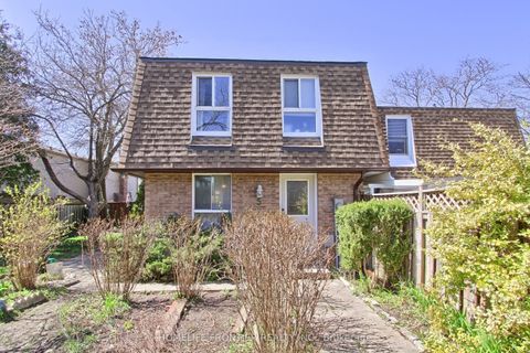 5 Penwick Crescent Richmond Hill ON L4C 5B3