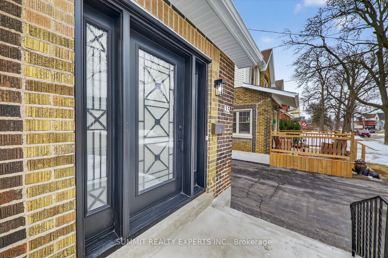 35 Court Street N