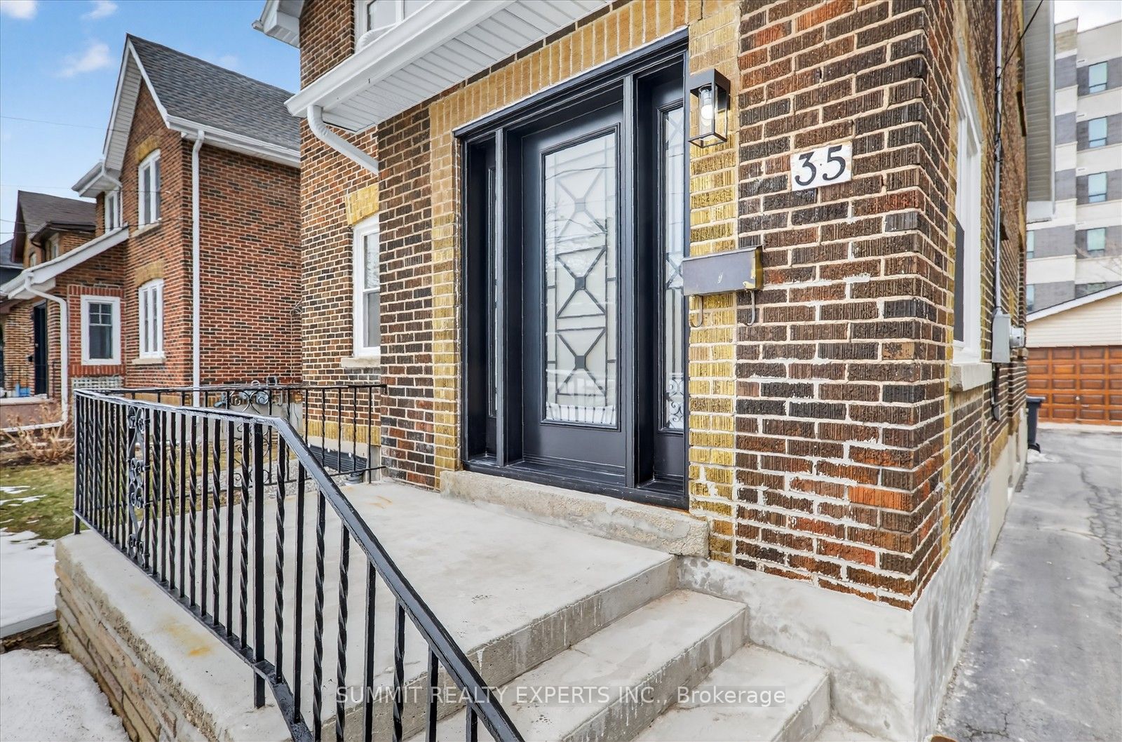 35 Court Street N