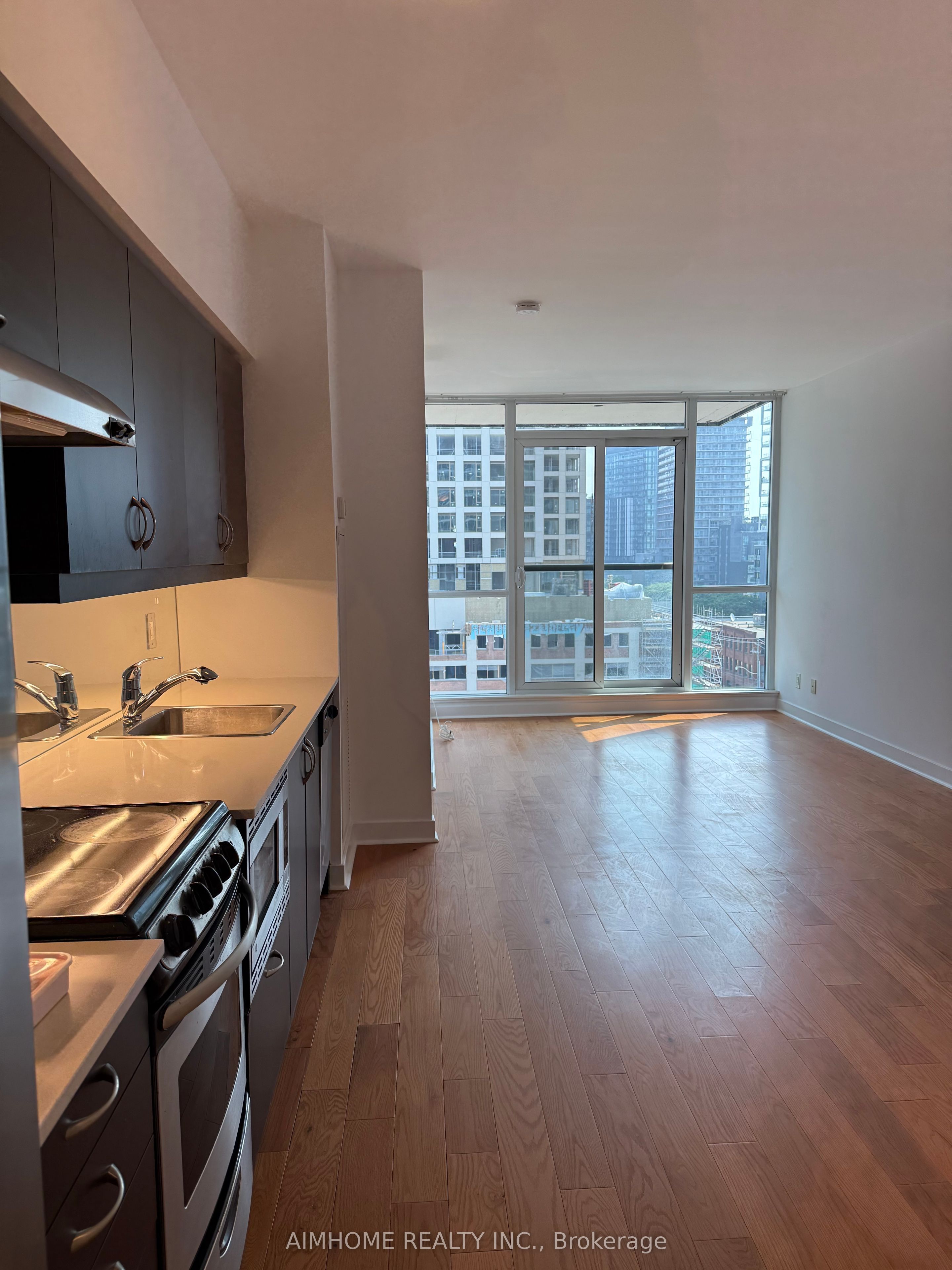 320 Richmond Street E 921