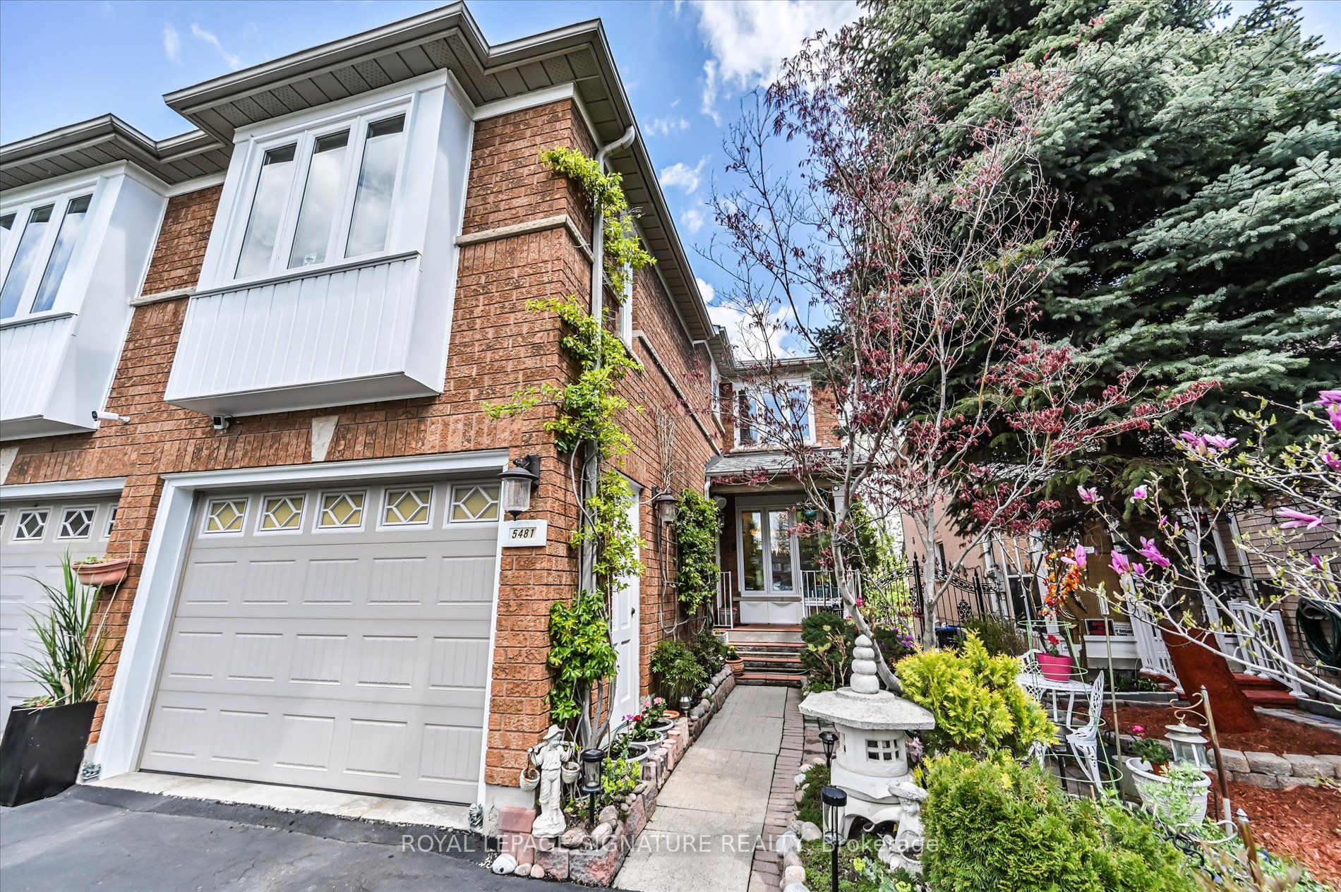 5481 Palmerston Crescent