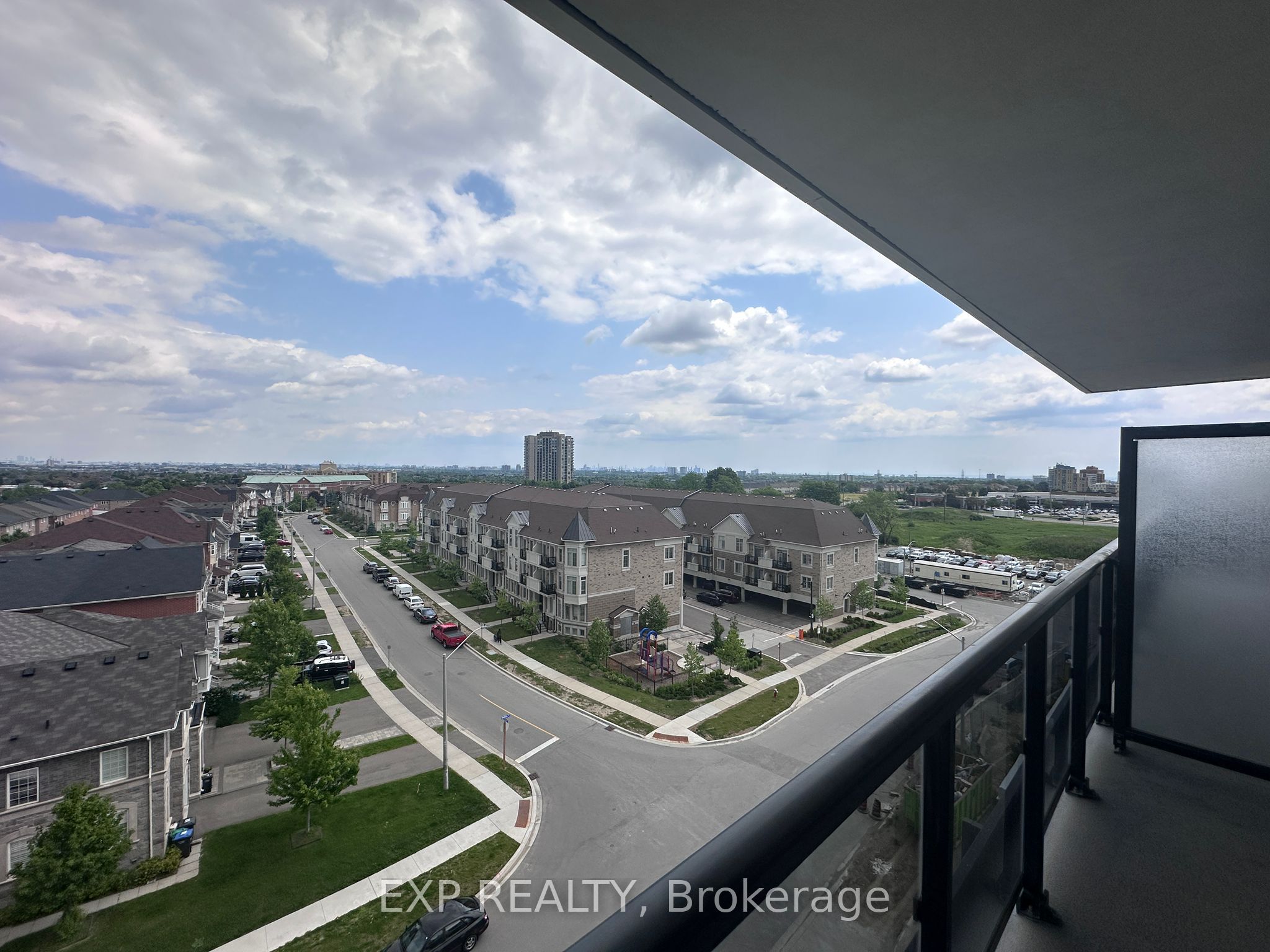 5105 hurontario Street 628