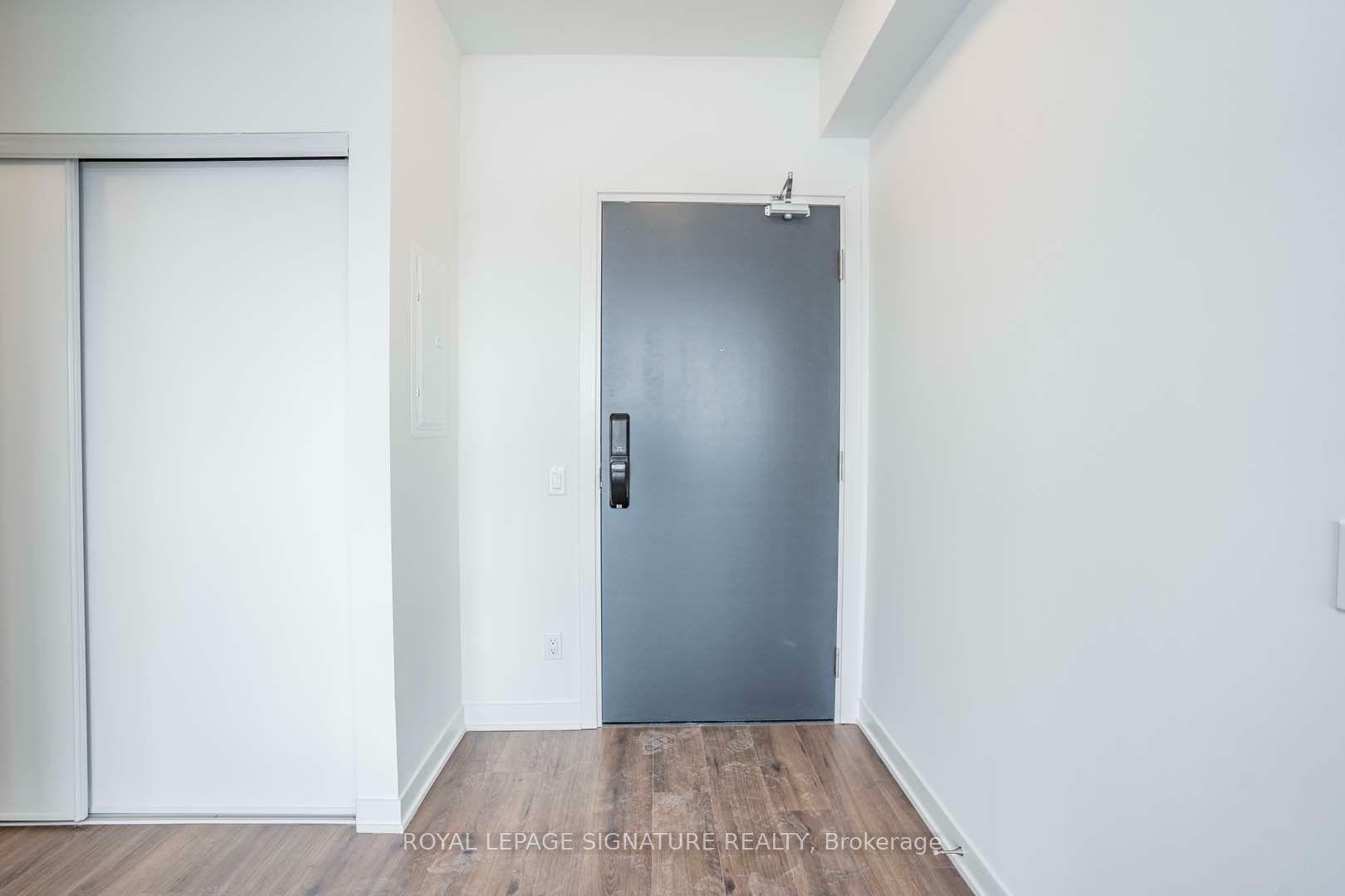 405 Dundas Street W 708