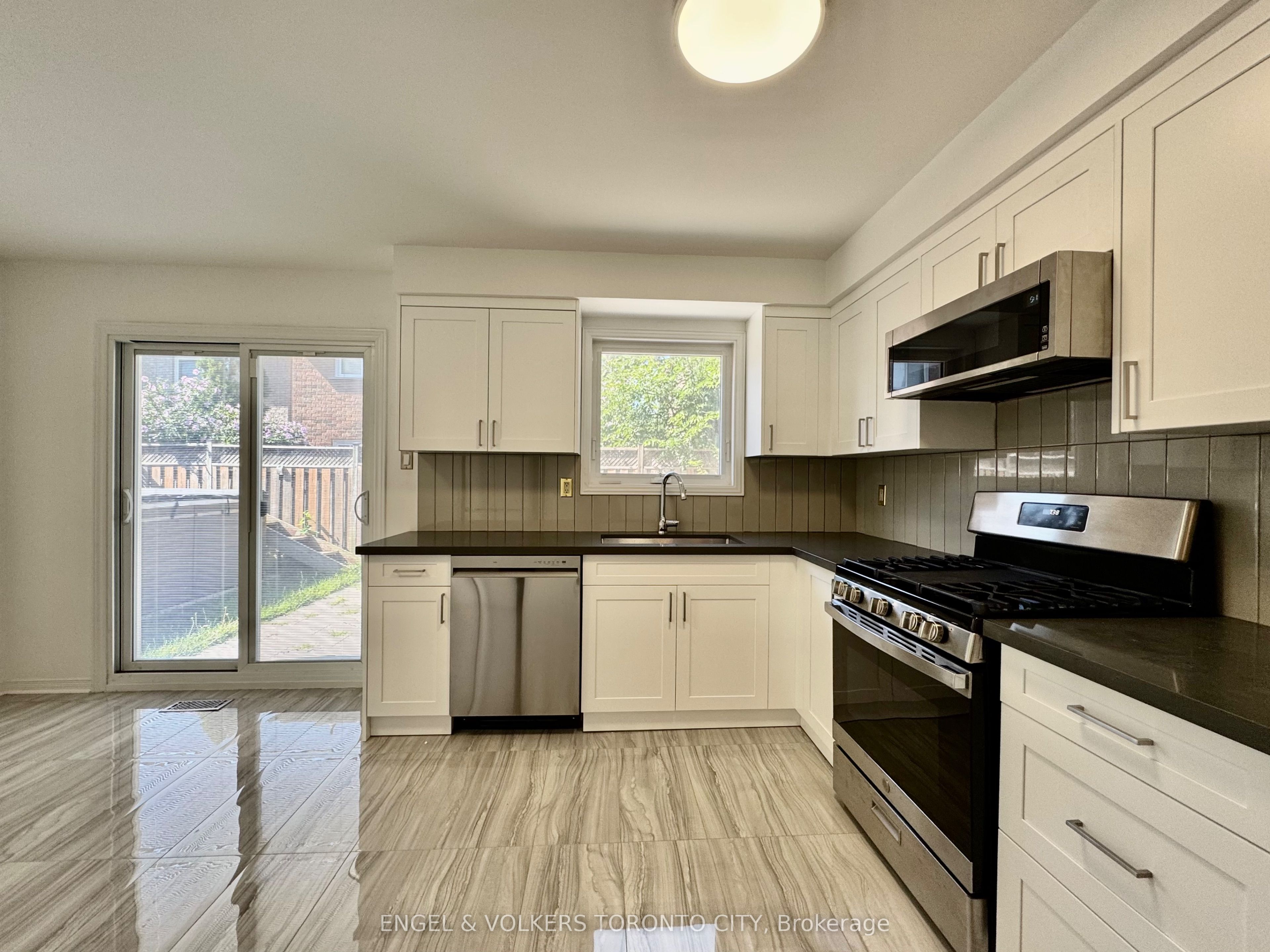 2052 Oak Bliss Crescent