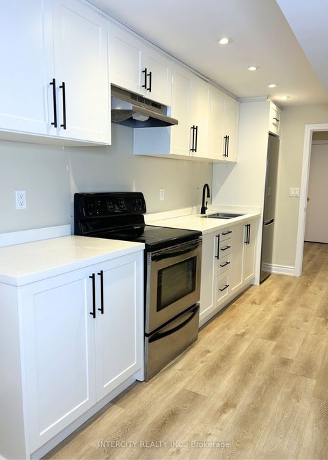 30 Oak Park Crescent Basement Vaughan ON L6A 0B3