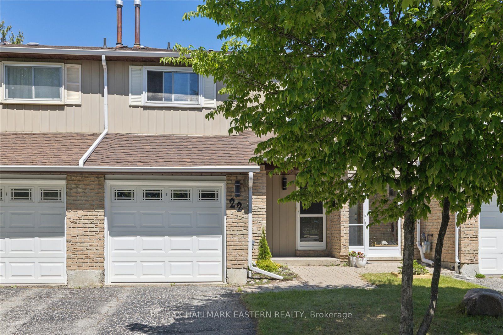 Photo 1 of 44 — 22 Valley Stream Drive, Toronto, ON M1V 2A5