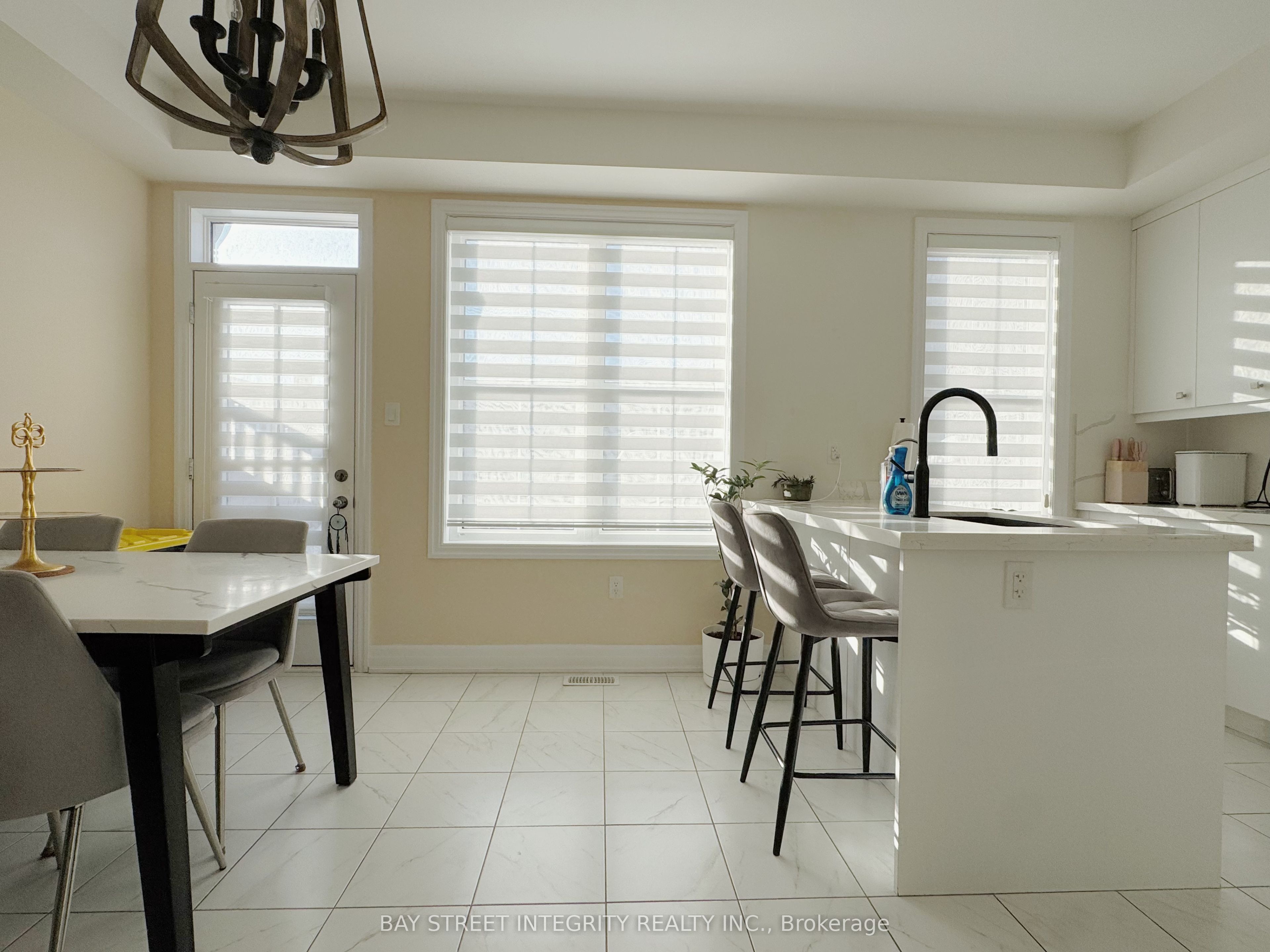 2267 Major Mackenzie Drive W 7