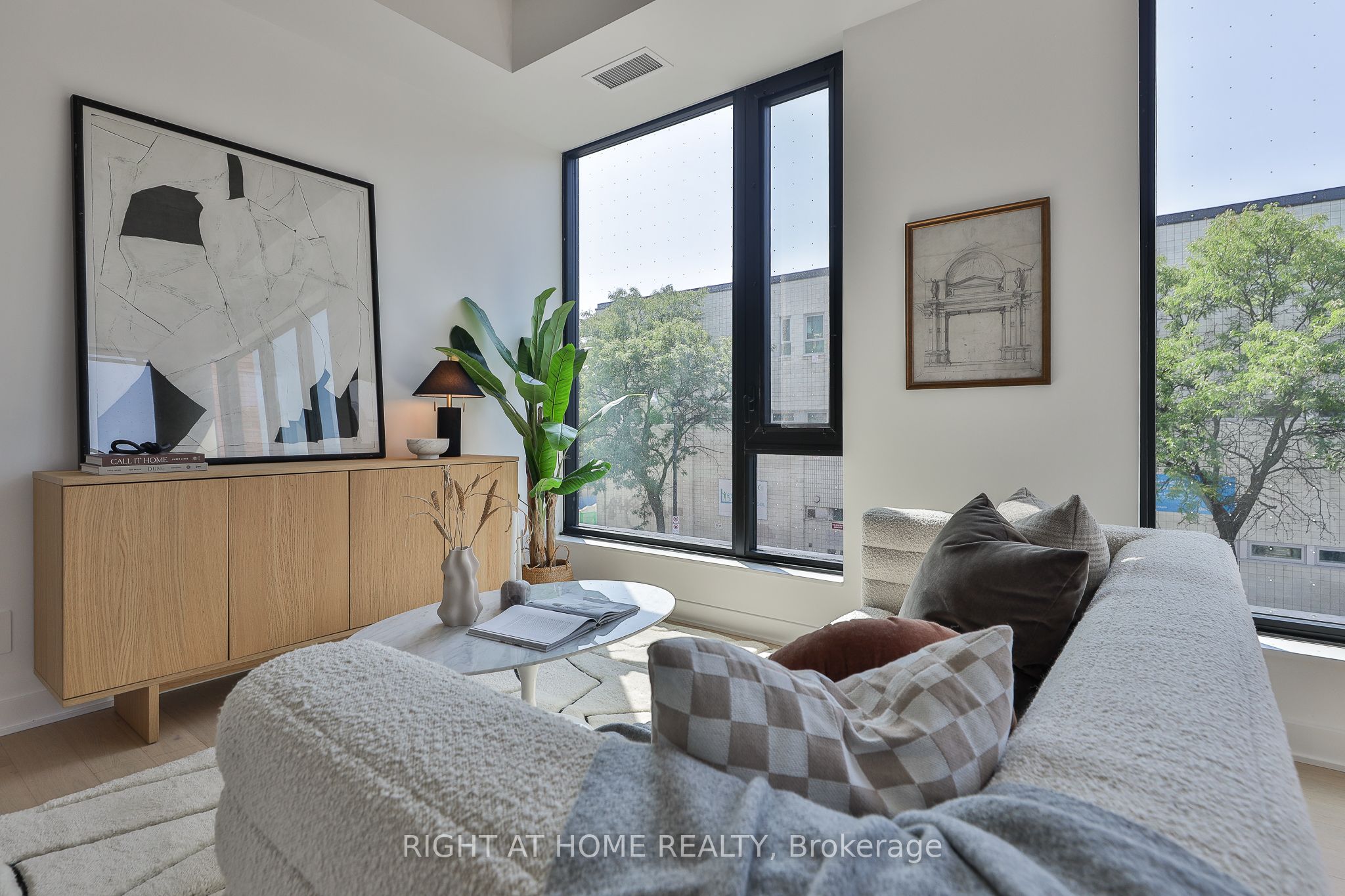 2720 Dundas Street W 208