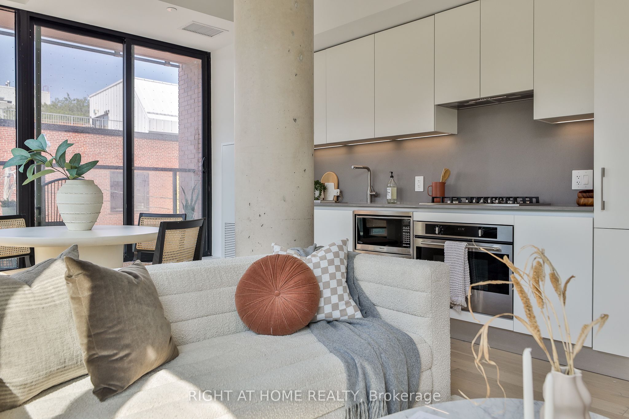 2720 Dundas Street W 208