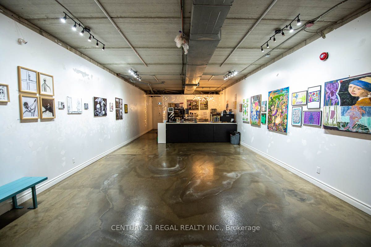 1110 Dundas Street W