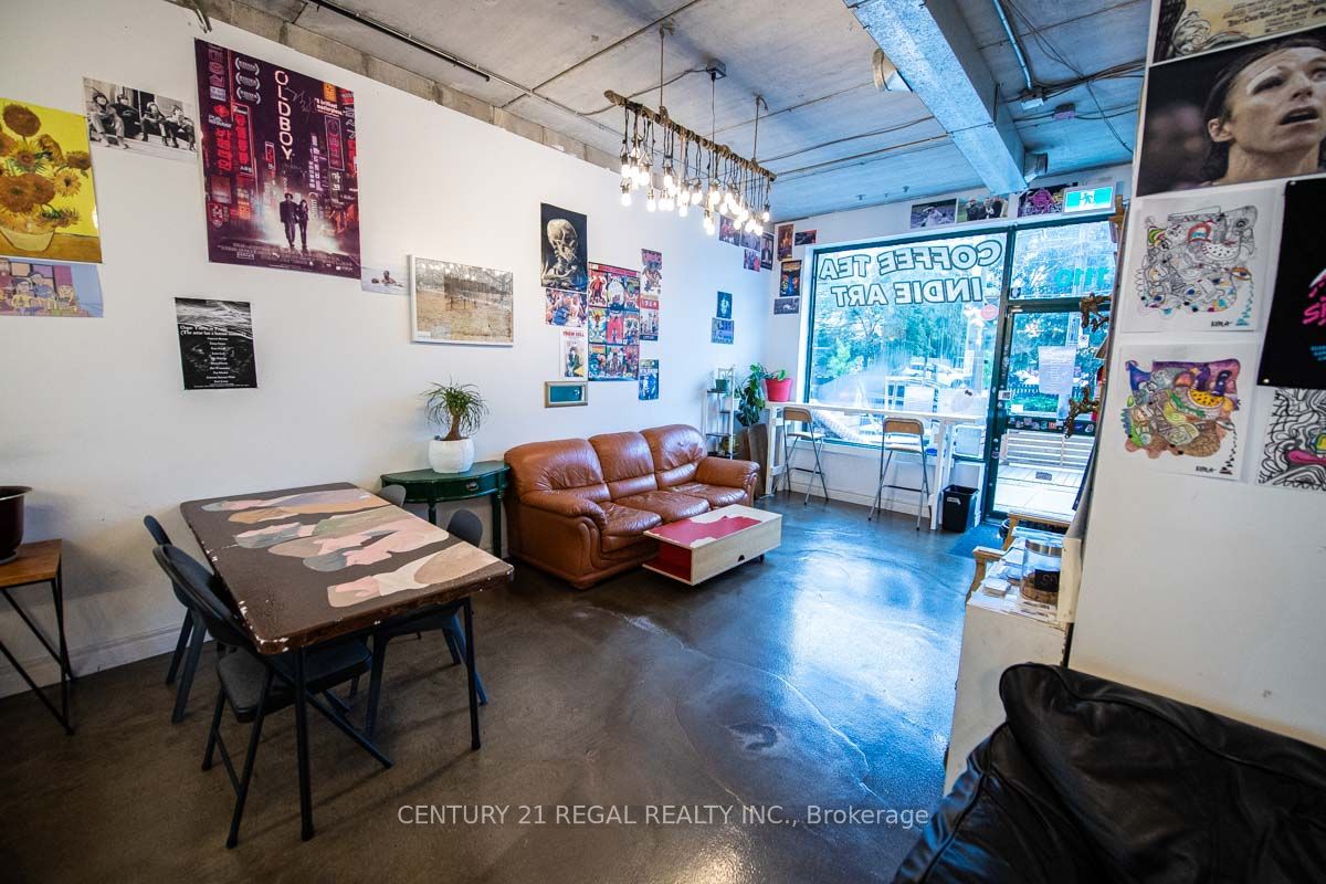 1110 Dundas Street W