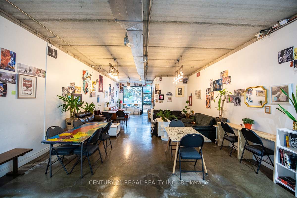 1110 Dundas Street W