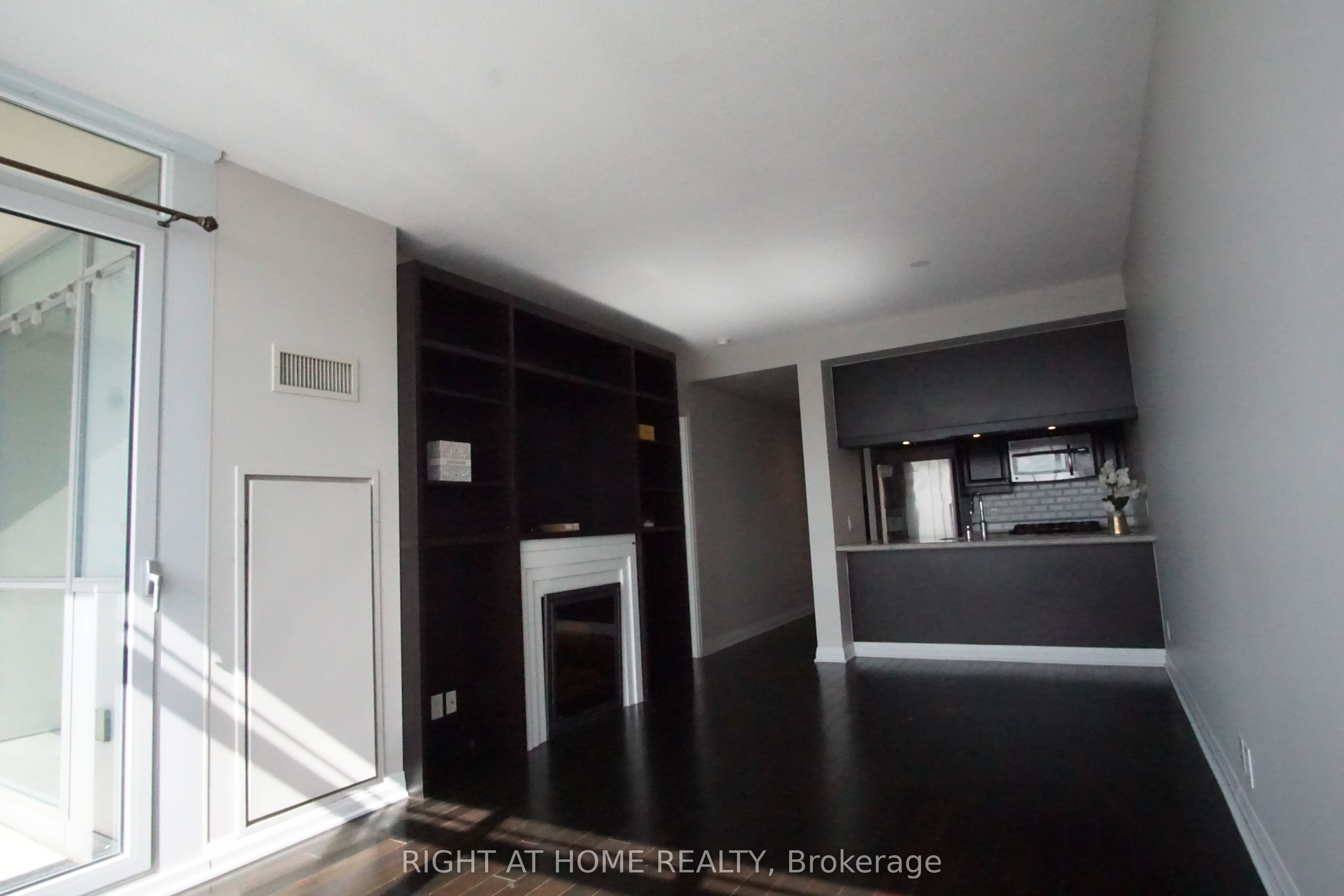 1055 Southdown Road LPH01