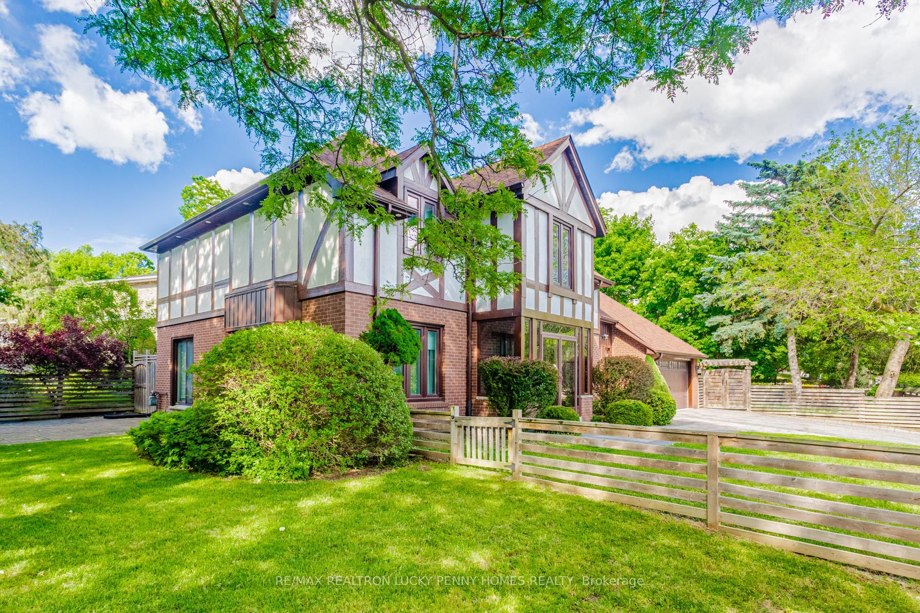 6 Village Squire Lane