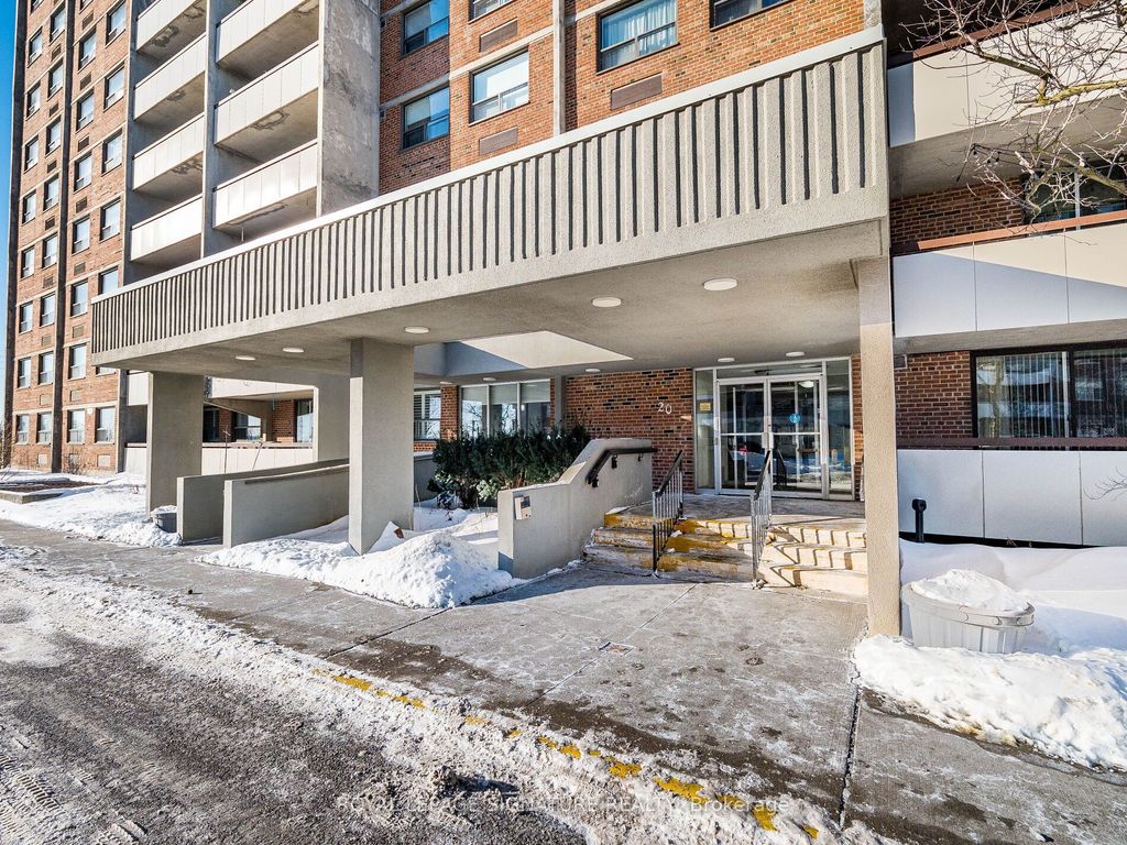 Photo of 20 William Roe Boulevard #308, Newmarket, ON L3Y 5V6 (MLS # N12816200)