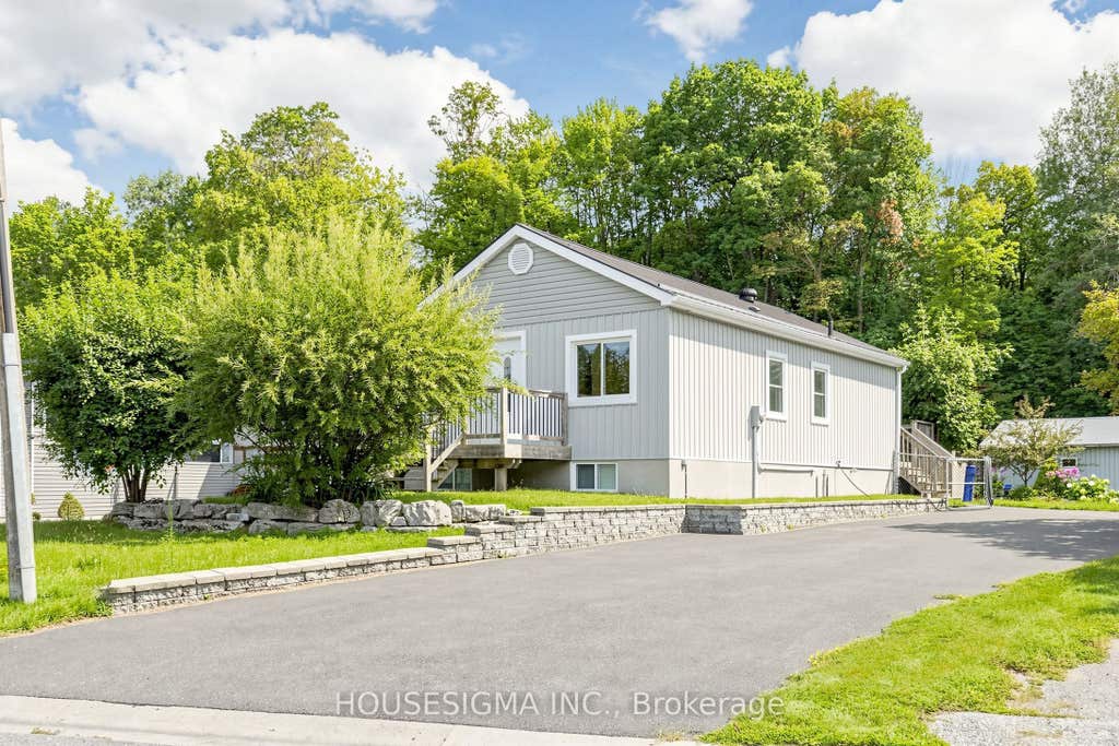 Photo of 96 Oak Avenue, East Gwillimbury, ON L4N 1A3 (MLS # N13654092)