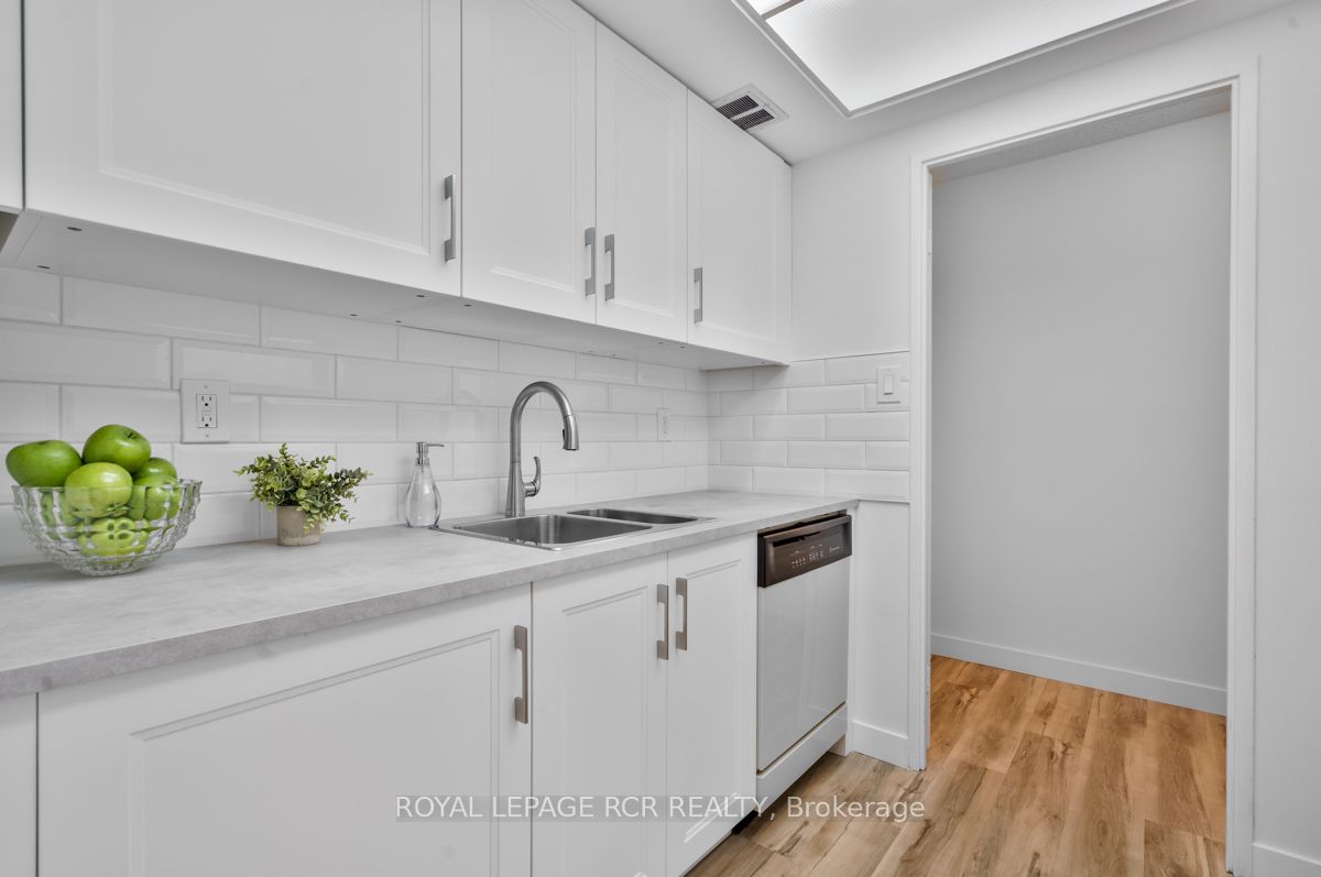 1535 Lakeshore Road E 205