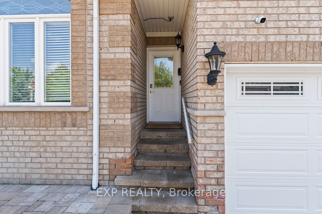 225 Ellis Crescent