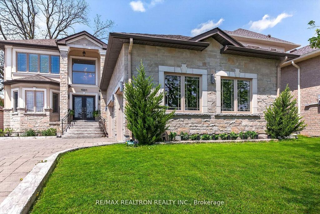 Photo of 1001 Gorham Street, Newmarket, ON L3Y 5G9 (MLS # N13210886)
