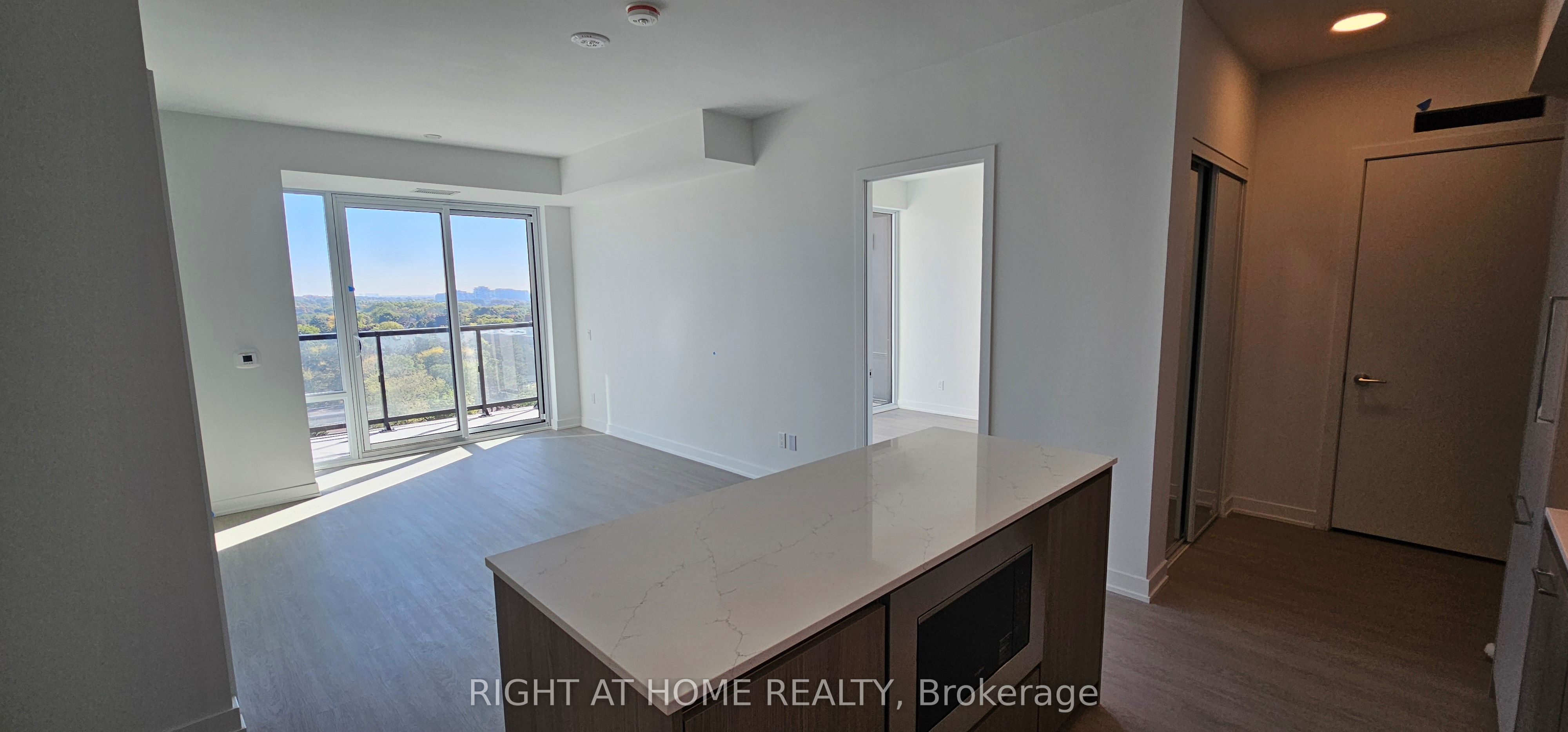 8188 Yonge Street 818