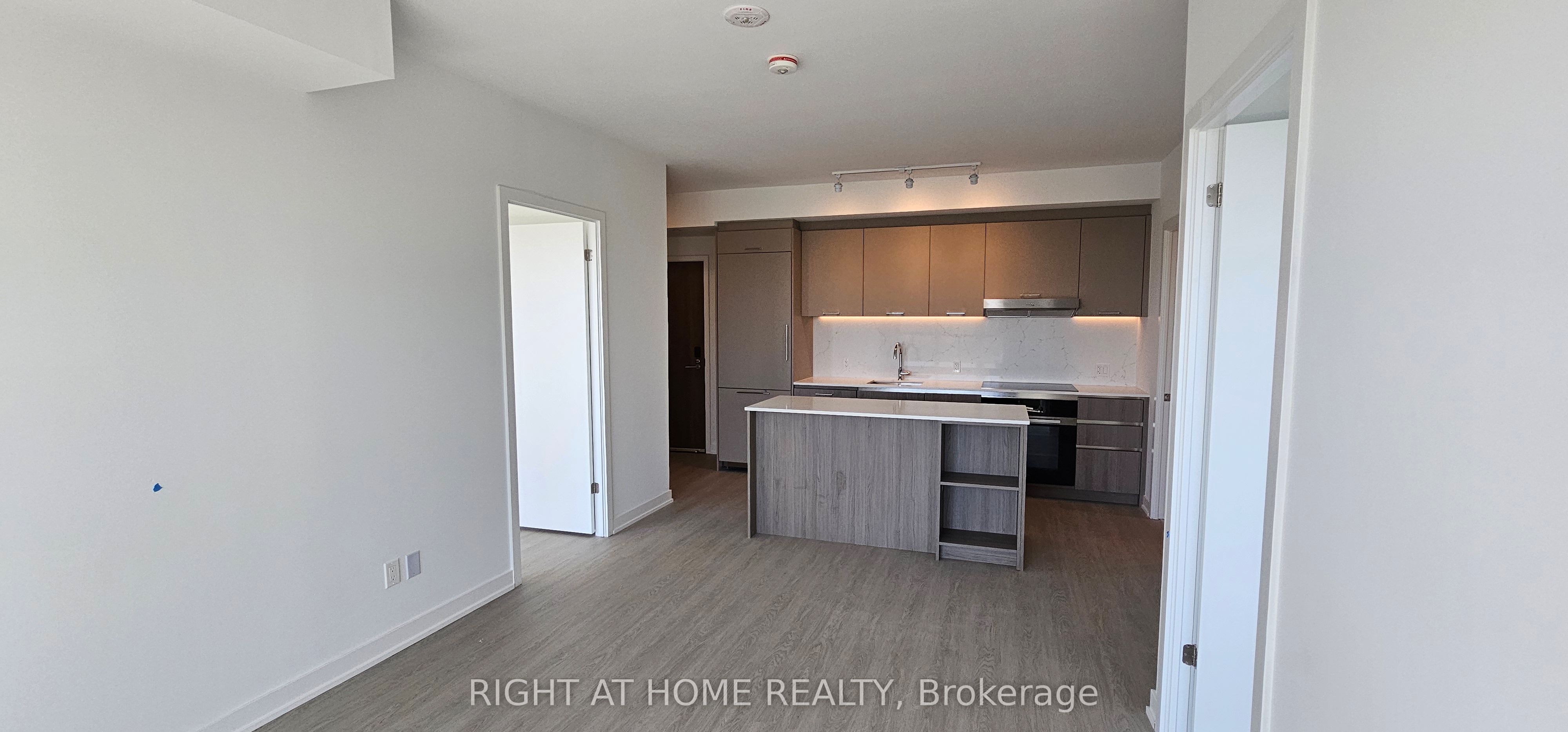 8188 Yonge Street 818