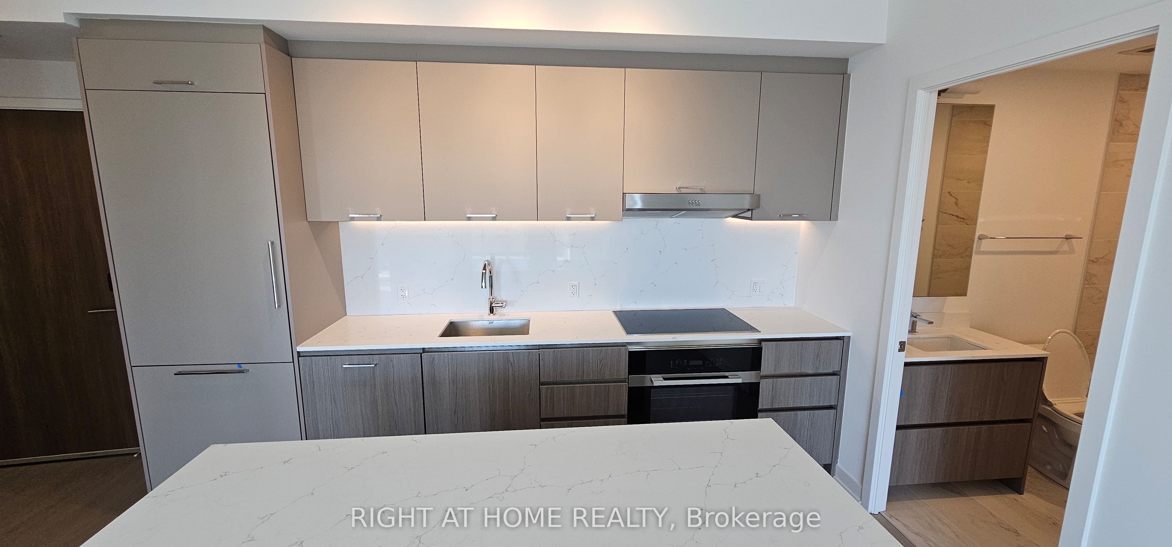 8188 Yonge Street 818