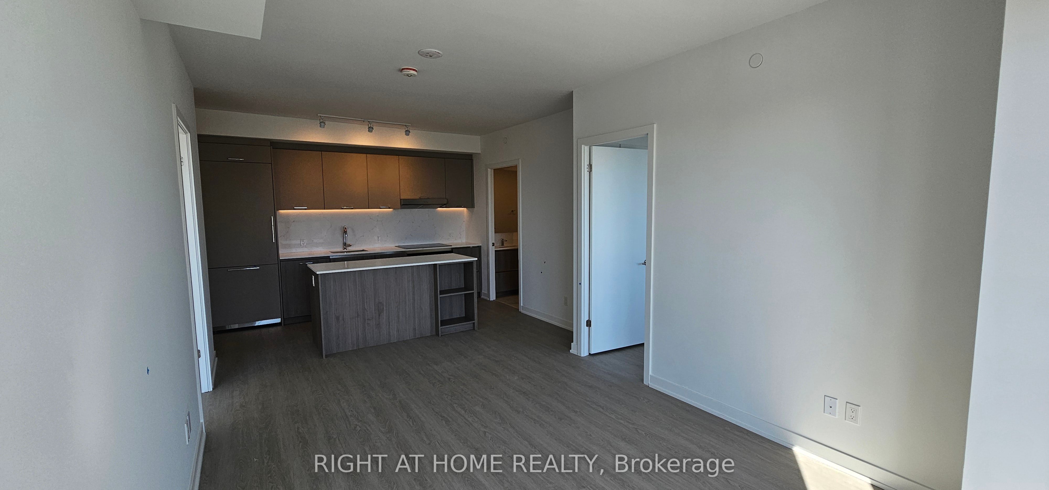 8188 Yonge Street 818