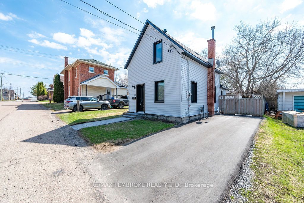 Photo of 131 Patrick Avenue, Renfrew, ON K7V 3H3 (MLS # X13045402)