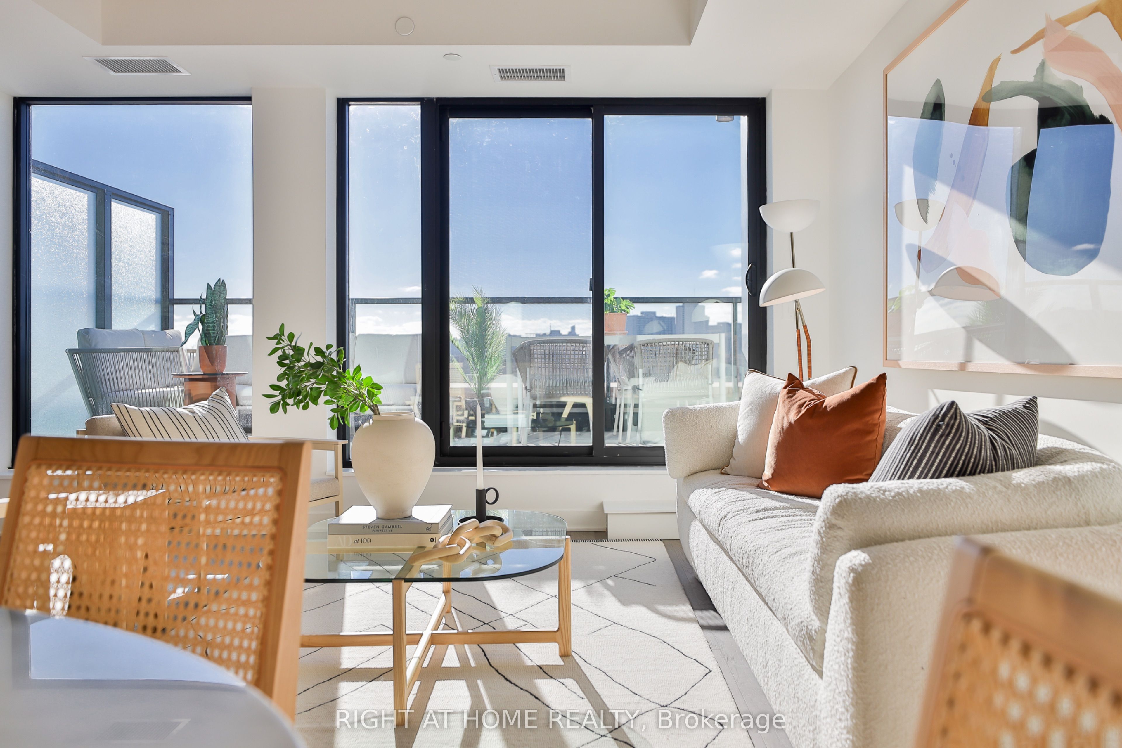 2720 Dundas Street W 604